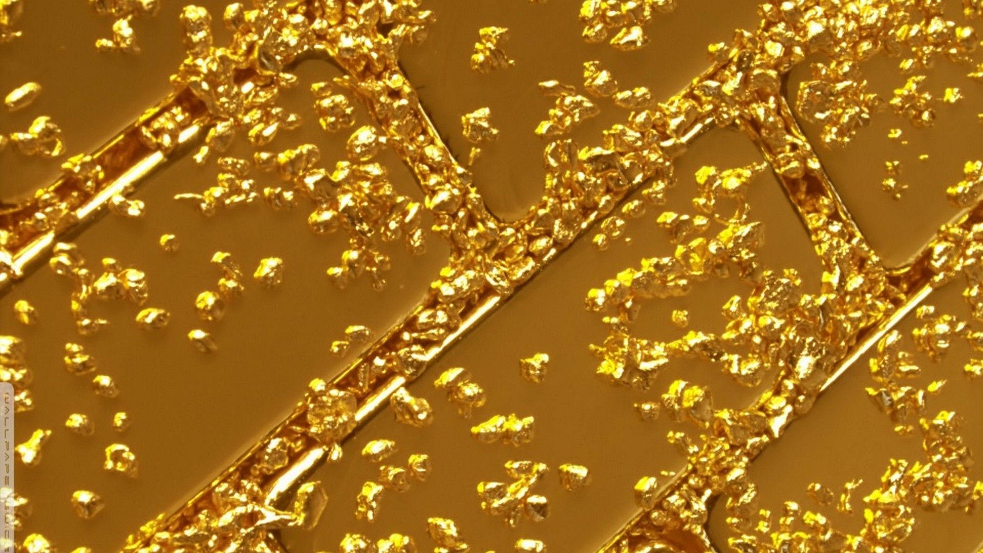 Golden 桌布 壁紙 — 閃爍金箔和金屬絲散落在有紋理的金色表面上的特寫。
