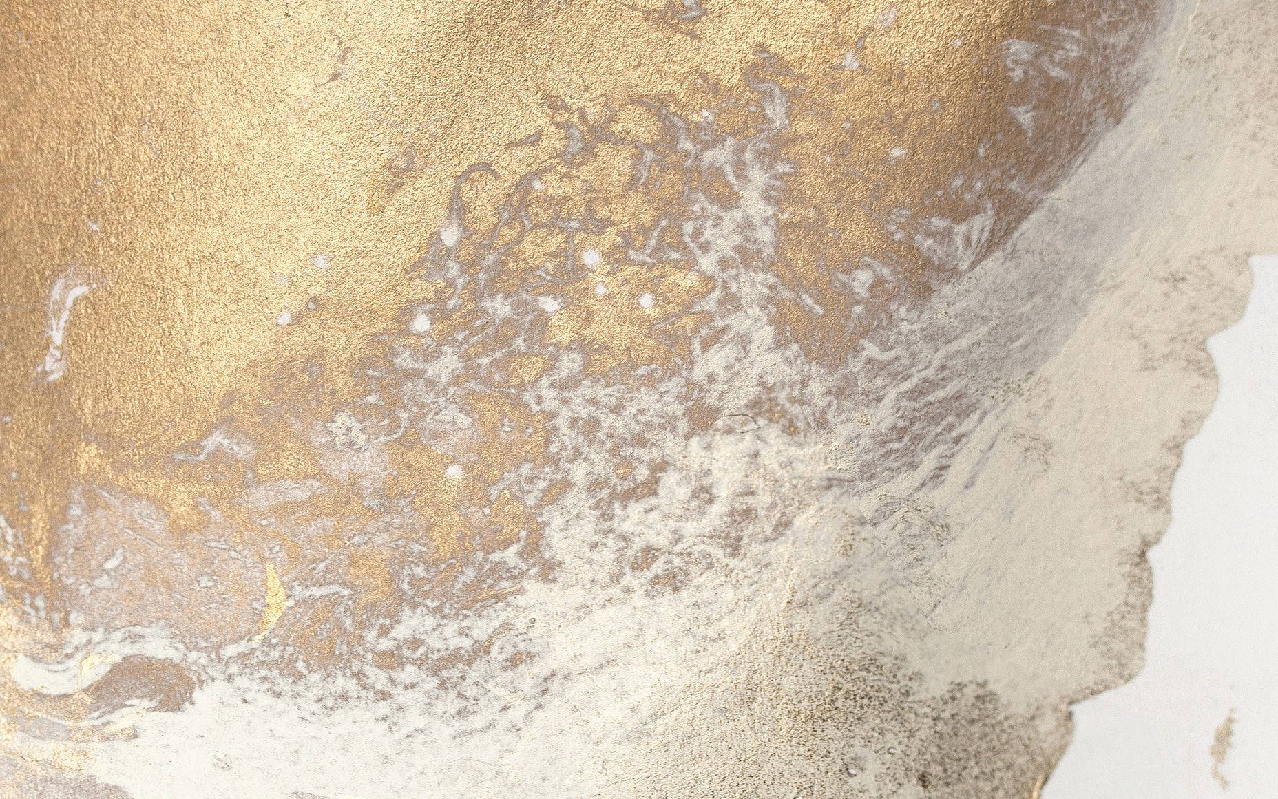 Aesthetic Marble 桌布 壁紙 — 閃爍金箔融入柔和白色與灰色並帶有有機漩渦的特寫抽象紋理。