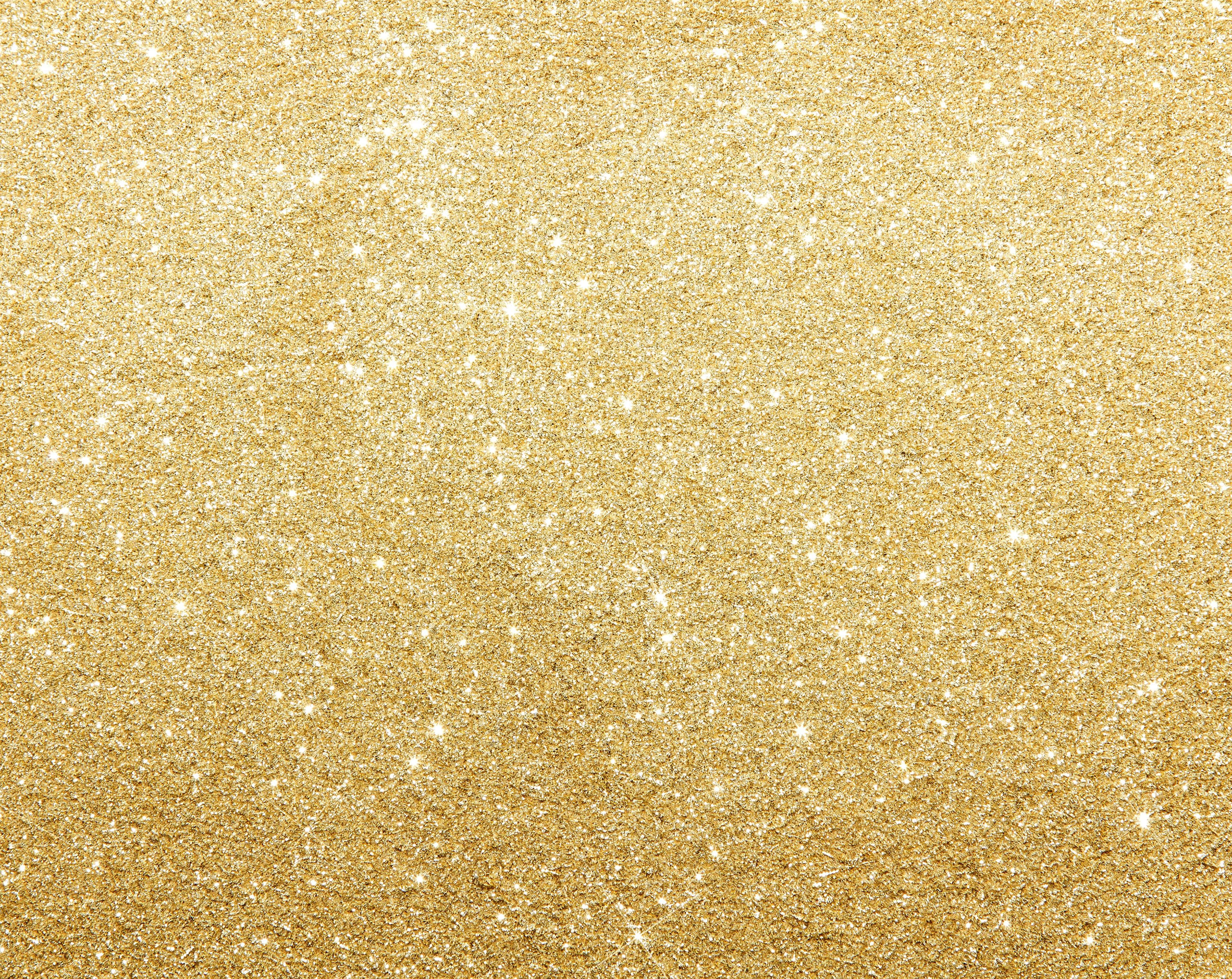 Yellow Glitter 桌布 壁紙 — 閃爍金色亮粉的特寫，明亮的白色閃光散佈在紋理表面上。
