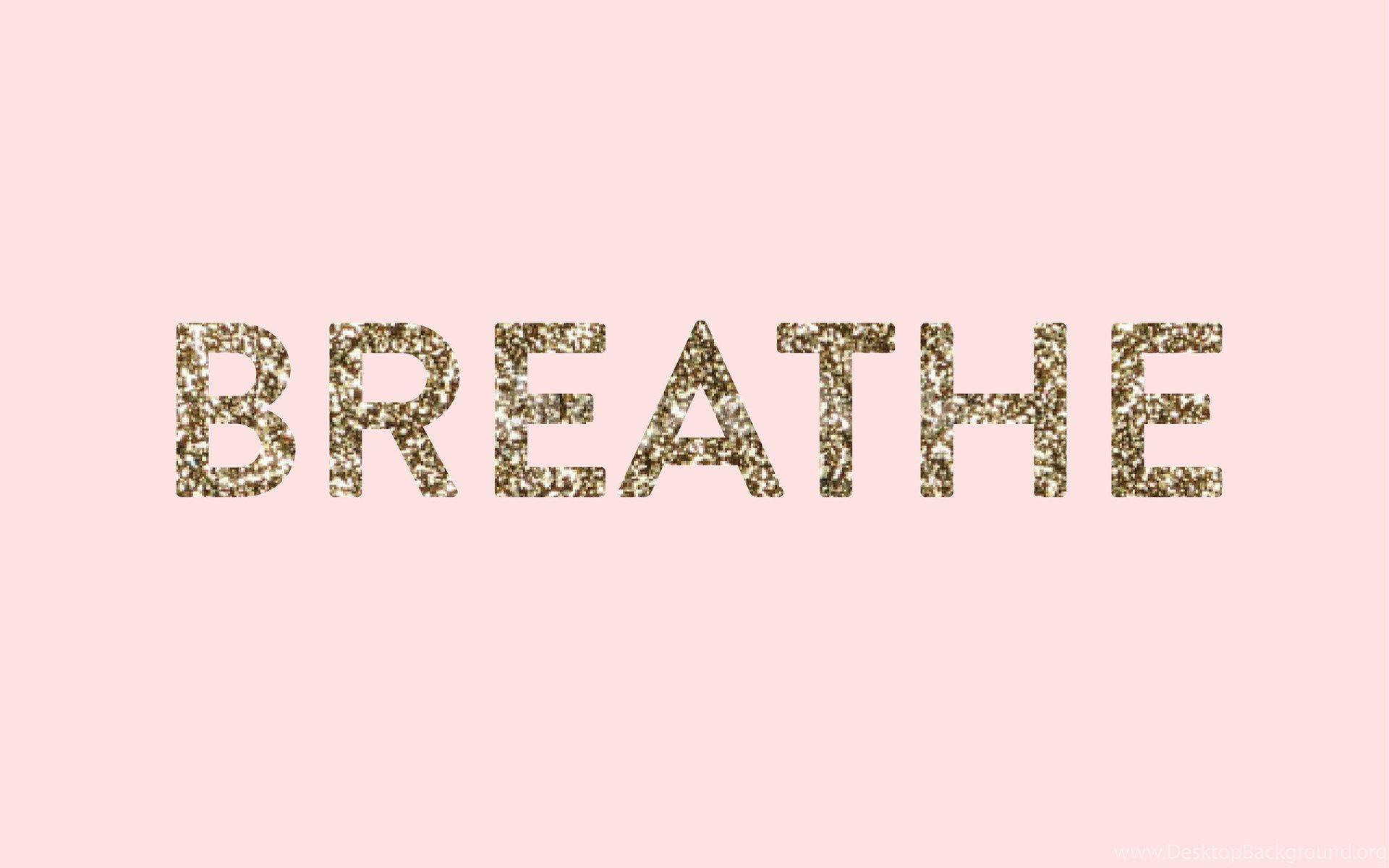 柔和粉紅色背景上寫有「breathe」的閃爍金色字母。