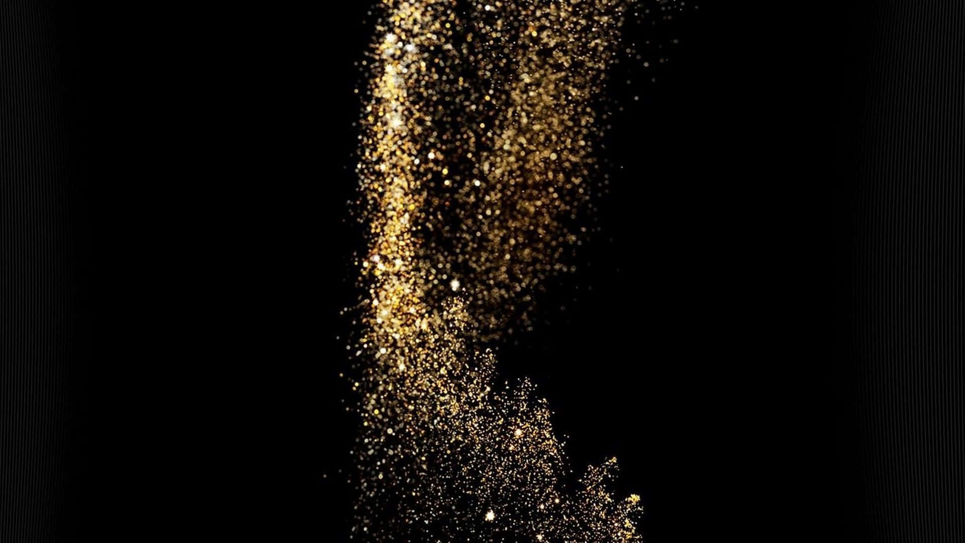 High Resolution Gold Glitter 桌布 壁紙 — 閃爍金色粒子的瀑布垂直流動，背景為簡潔的黑色，帶有微妙的垂直線條。