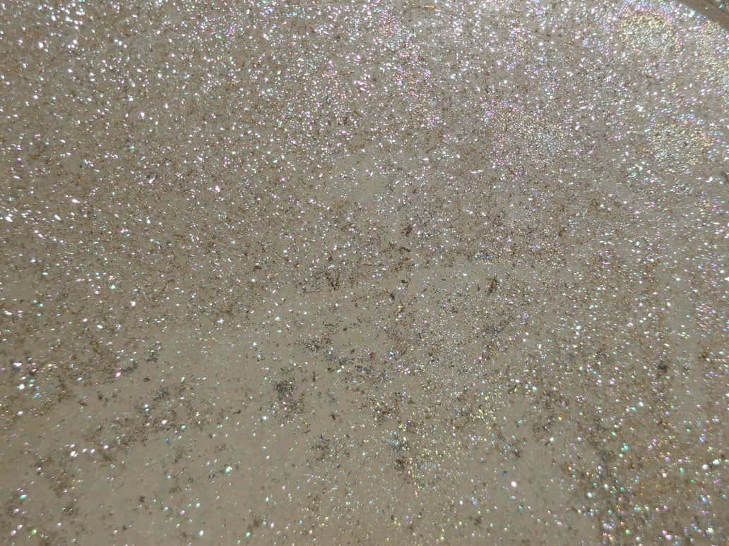 White Glitter 桌布 壁紙 — 閃爍銀色亮片散佈在紋理表面上捕捉光線的特寫。