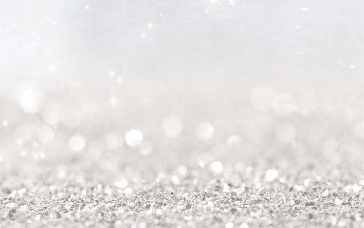Sparkle Silver Glitter 桌布 壁紙 — 閃爍銀色亮片的特寫，帶有柔和散景閃光，營造夢幻節日背景。