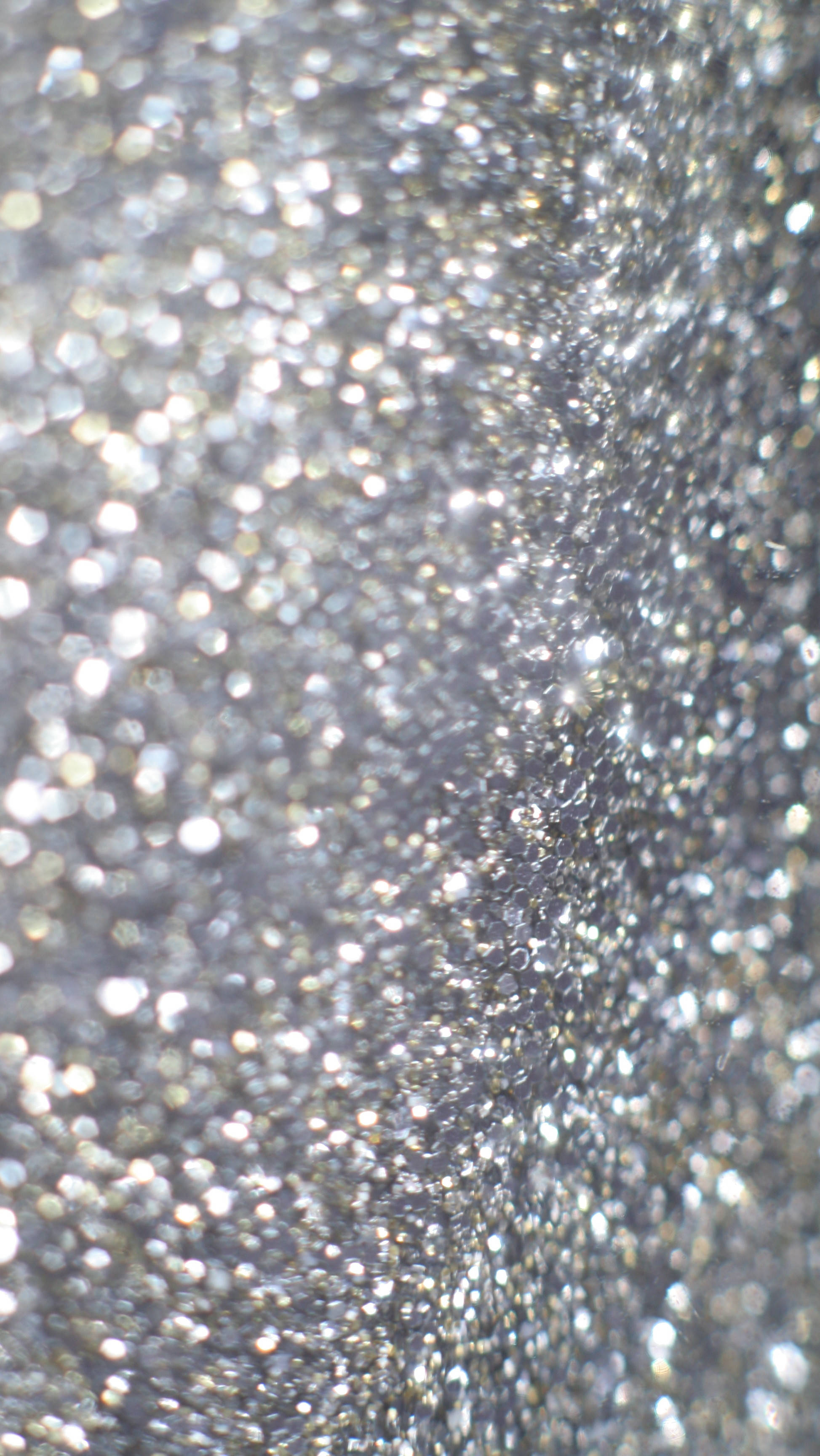 Silver Glitter 桌布 壁紙 — 閃爍銀色亮片顆粒的近距離特寫，捕捉光線並帶有散景高光。