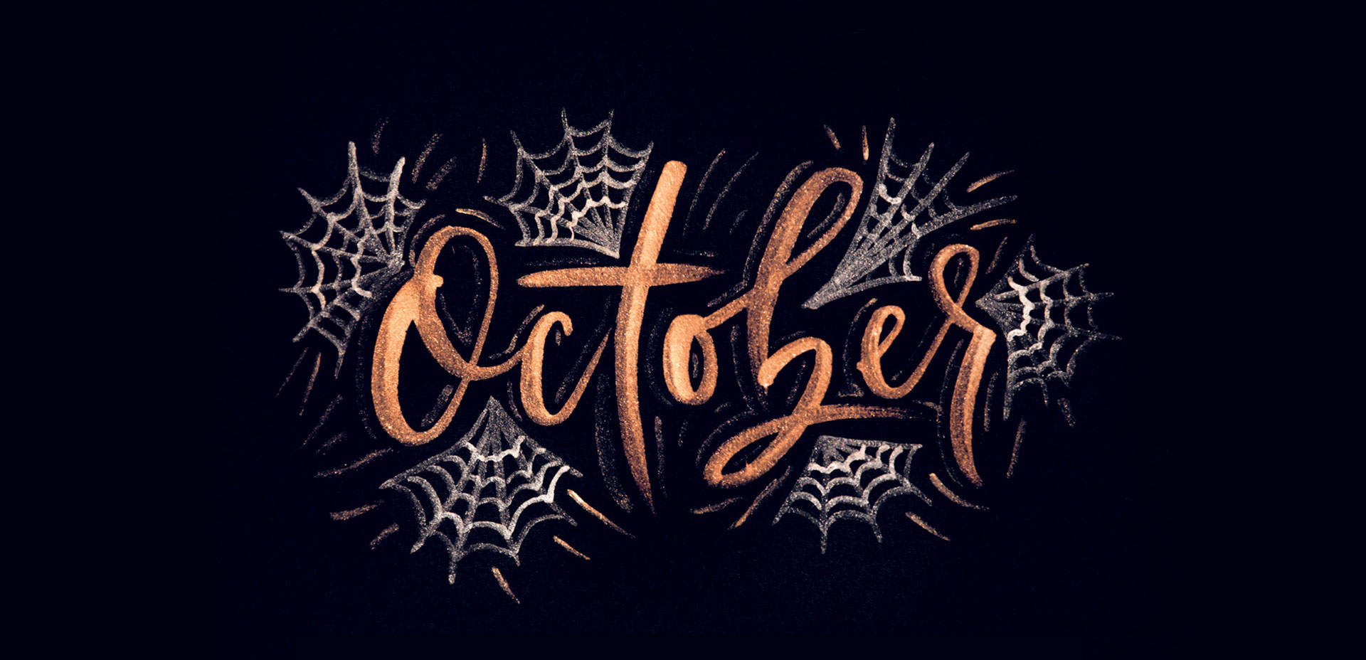 Hello 桌布 壁紙 — 閃爍銅色字體的「October」一詞，在深色背景上被複雜的銀色蜘蛛網環繞。