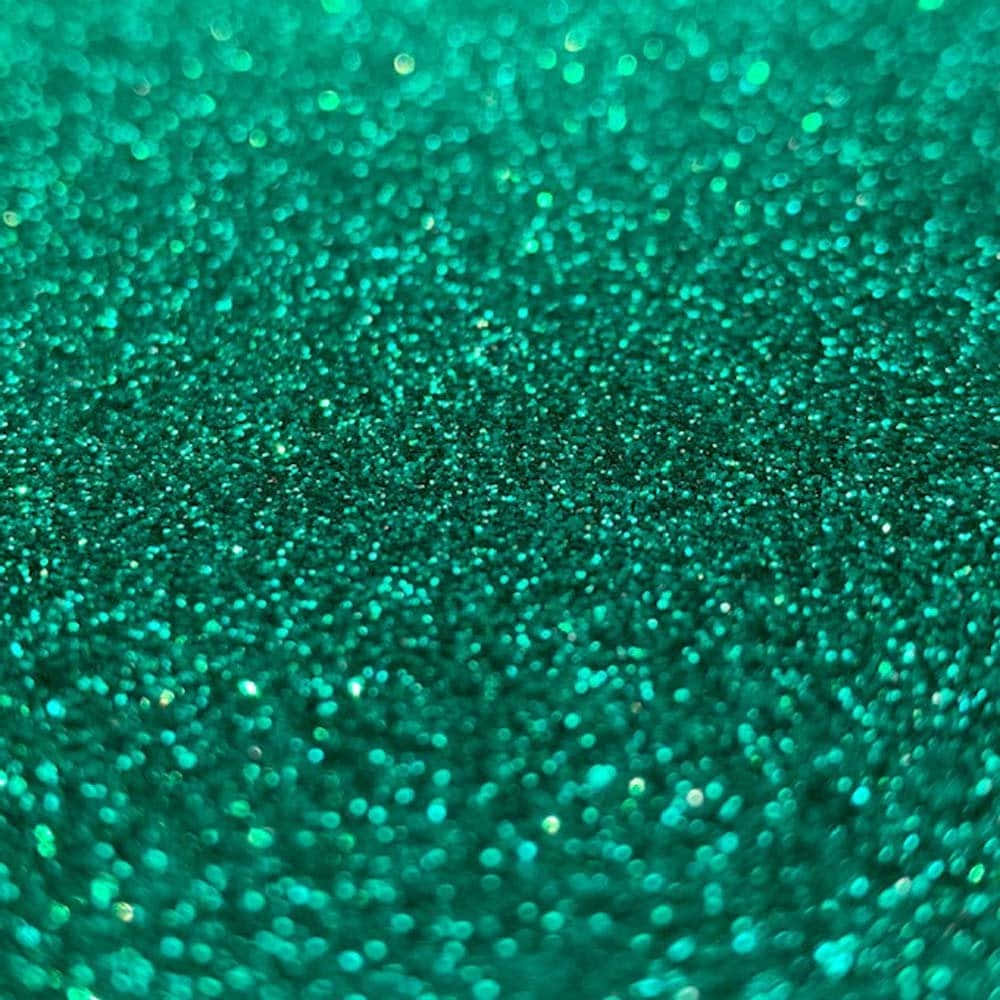 Green Glitter 桌布 壁紙 — 閃爍青綠色亮粉的特寫，帶有閃亮高光和柔和散景效果。