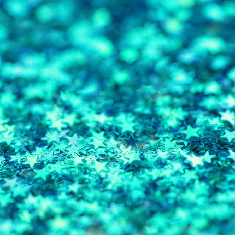Turquoise Green 桌布 壁紙 — 閃爍青綠色星形亮片的特寫，淺景深營造出夢幻般的散景效果。
