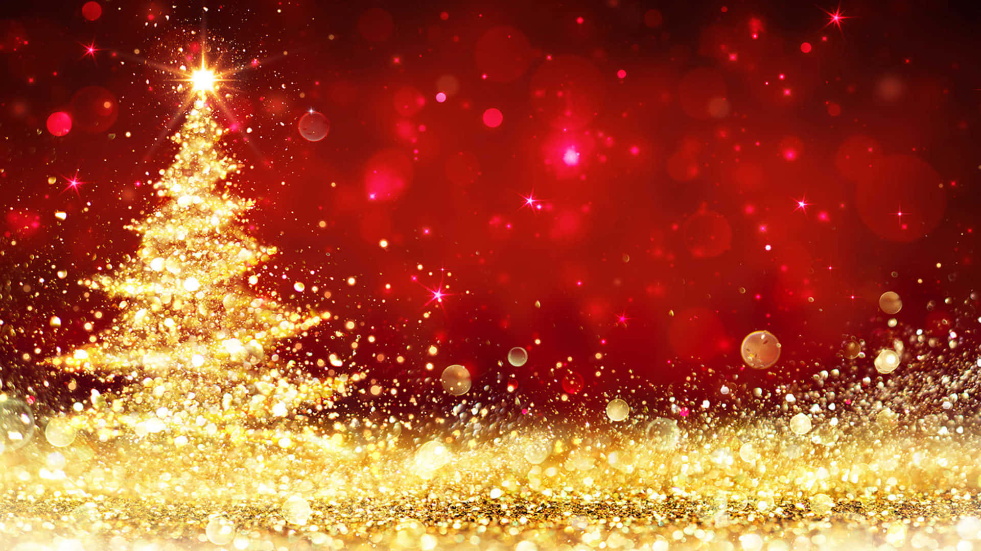 Christmas Red 桌布 壁紙 — 閃耀的金色聖誕樹在深紅色散景背景中閃爍，帶有閃爍的粒子。
