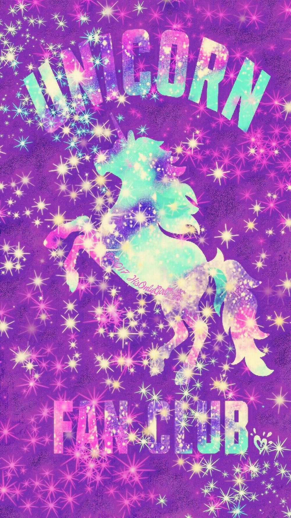 獨角獸 桌布 壁紙 — 閃閃發光的獨角獸剪影在充滿活力的紫色星空中跳躍，帶有 'UNICORN' 和 'FAN CLUB' 文字。