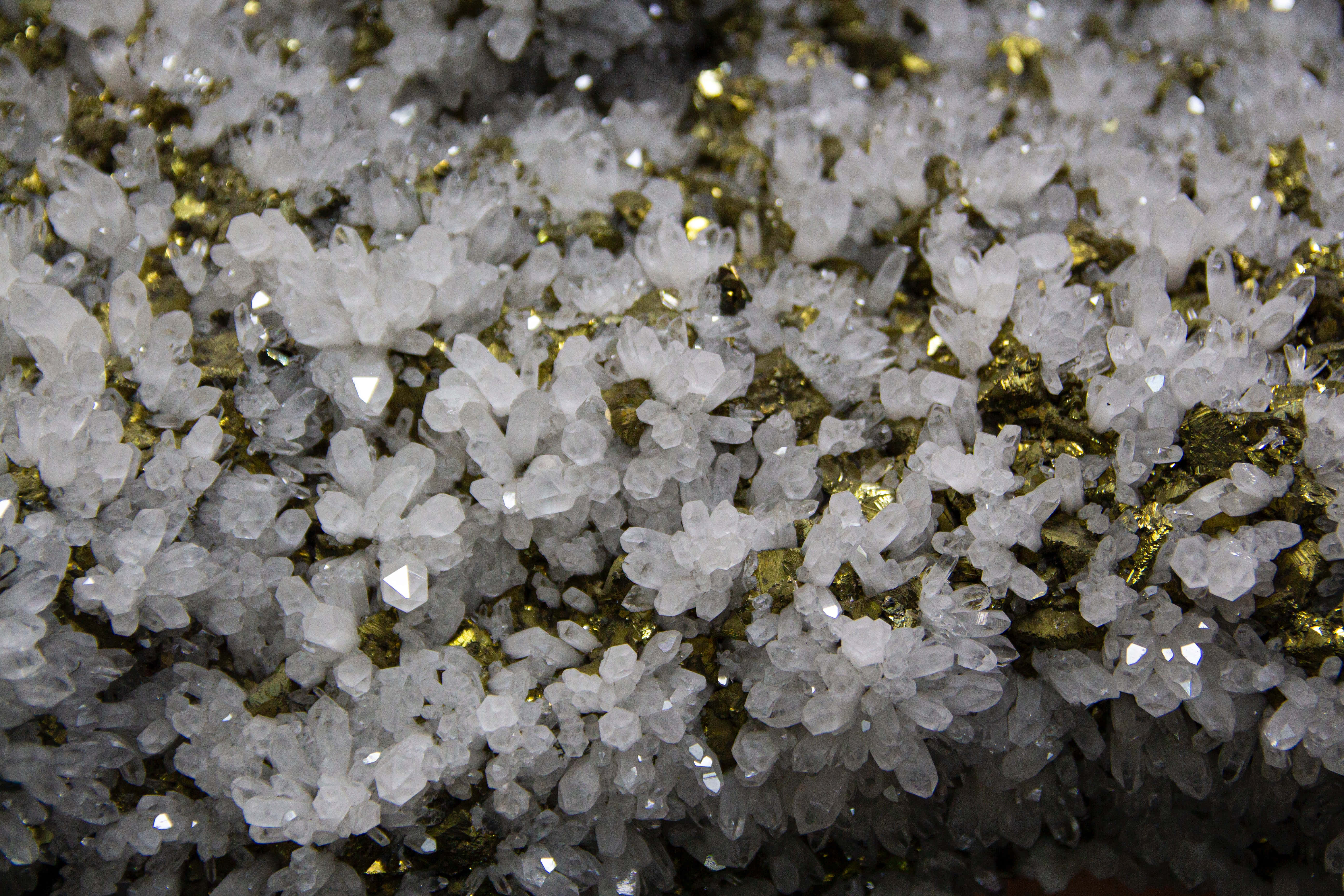 Mining 桌布 壁紙 — 閃閃發光的白色水晶結構近距離特寫，鑲嵌在閃爍的金色礦床之中。