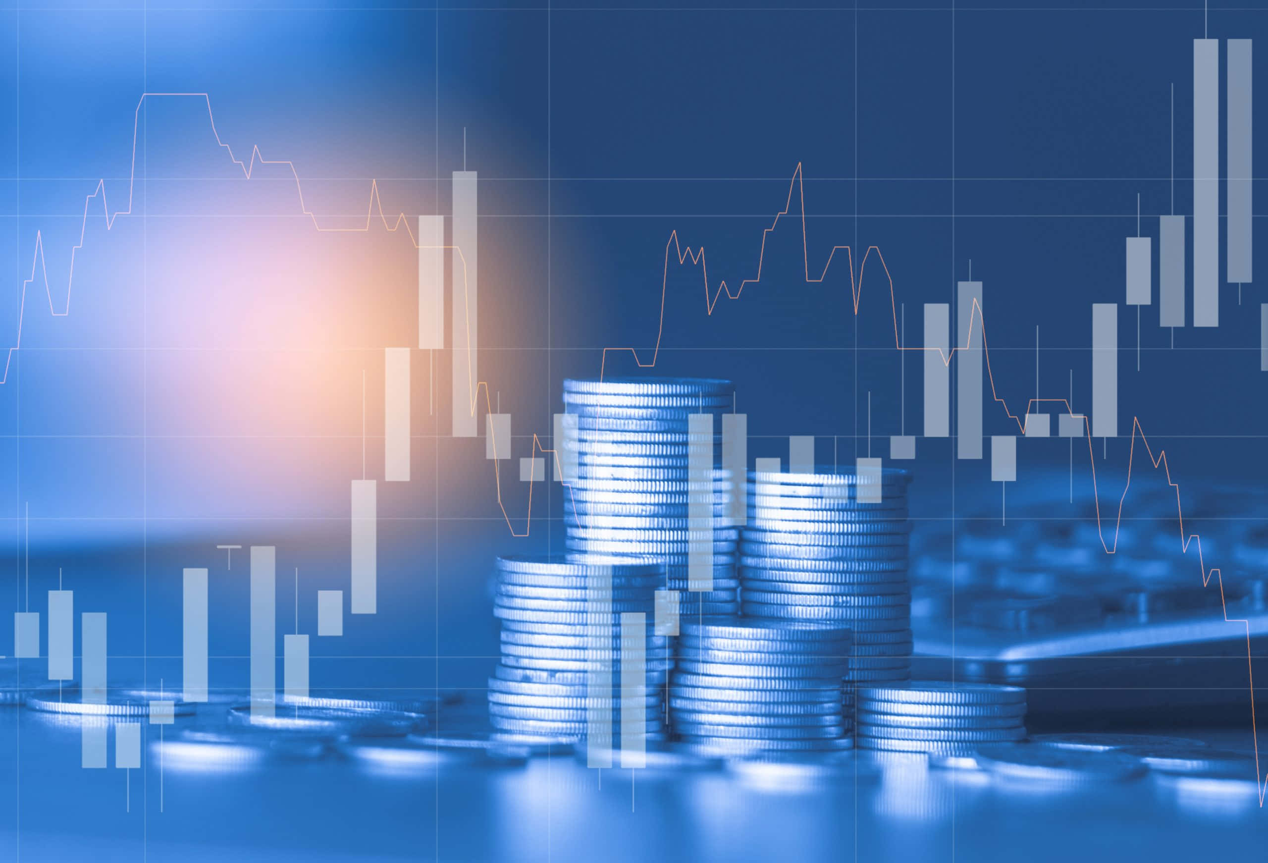 Money 桌布 壁紙 — 閃閃發光的硬幣堆在藍色背景上聳立，背景上覆蓋著發光的金融蠟燭圖和網格線。