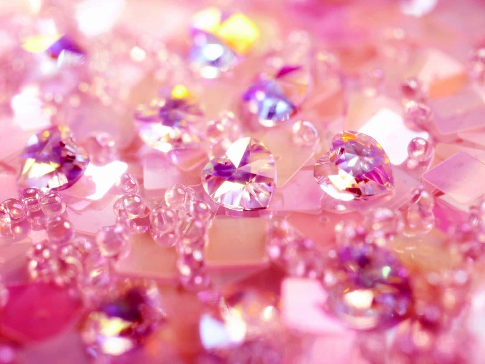 Diamond Aesthetic 桌布 壁紙 — 閃閃發光的粉紅色和紫色寶石和珠子的特寫，營造出閃爍、夢幻和奢華的質感。