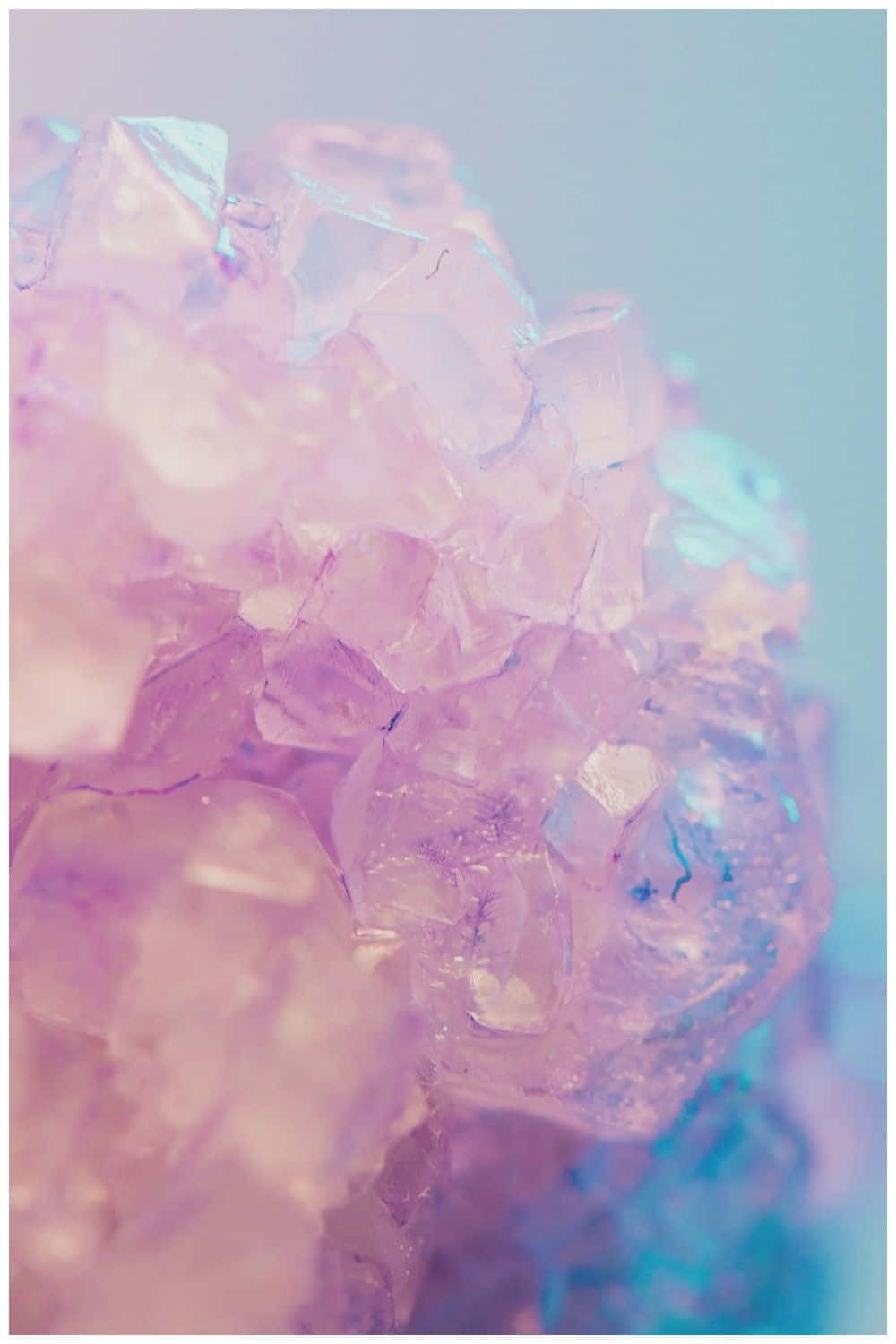 Pink Crystal Quartz 桌布 壁紙 — 閃閃發光的粉紅色和藍色水晶簇的特寫，帶有柔和粉彩燈光和淺景深。