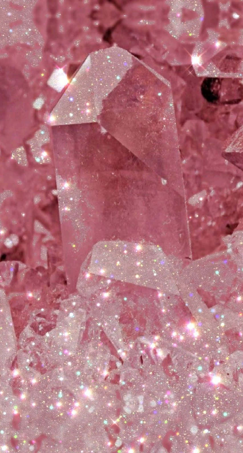 Tumblr Pink 桌布 壁紙 — 閃閃發光的粉紅色水晶形成在夢幻、神奇的近距離中閃爍著閃爍的光芒。
