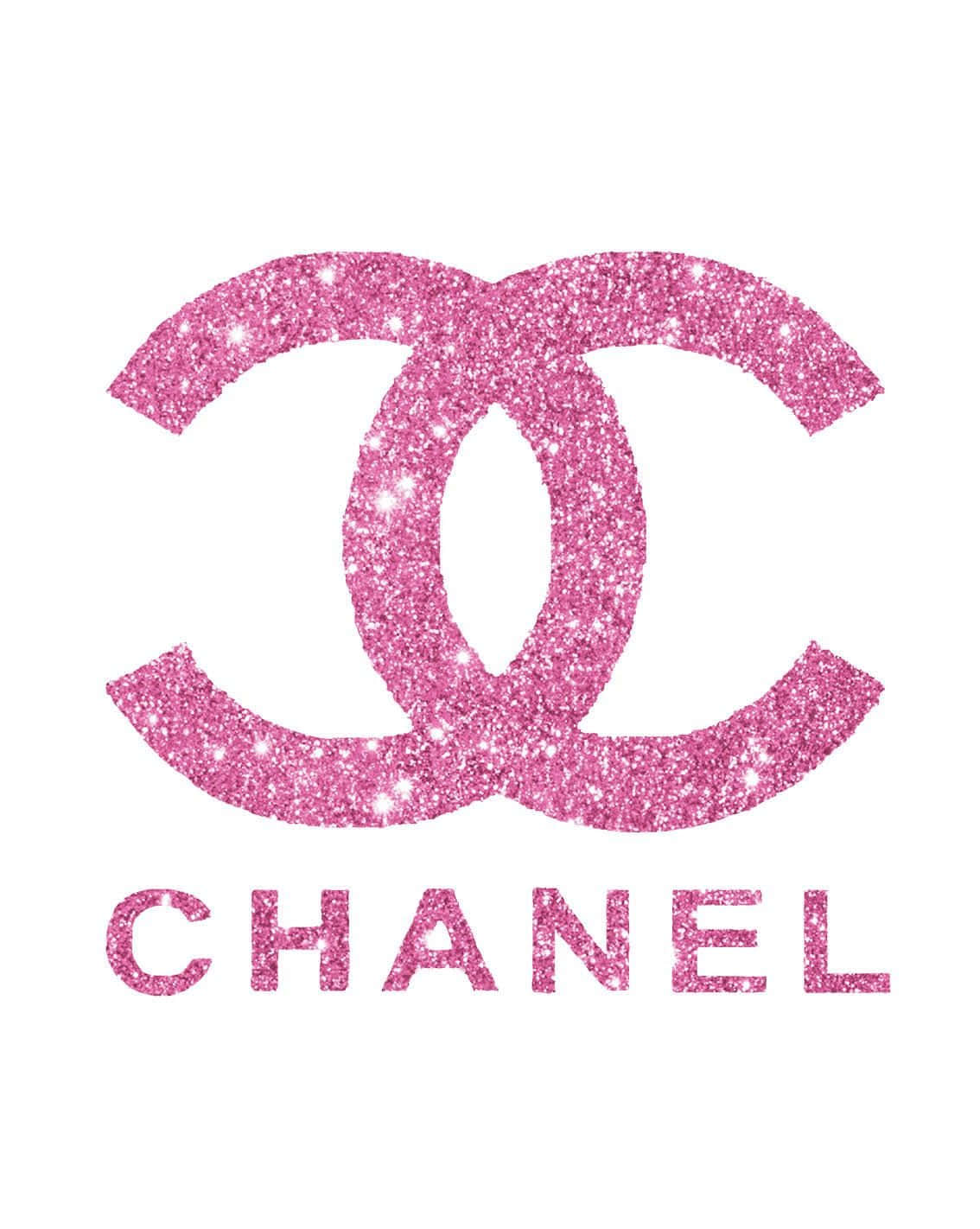 香奈兒標誌 桌布 壁紙 — 閃閃發光的粉紅色閃粉 Chanel 標誌，帶有互鎖的 CC 和品牌名稱，在乾淨的白色背景上。