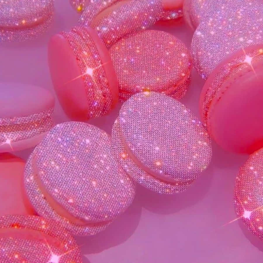 美學粉色GIF 桌布 壁紙 — 閃閃發光的粉紅色馬卡龍覆蓋著亮粉，在柔和光線下在粉紅色粉彩表面上閃爍。