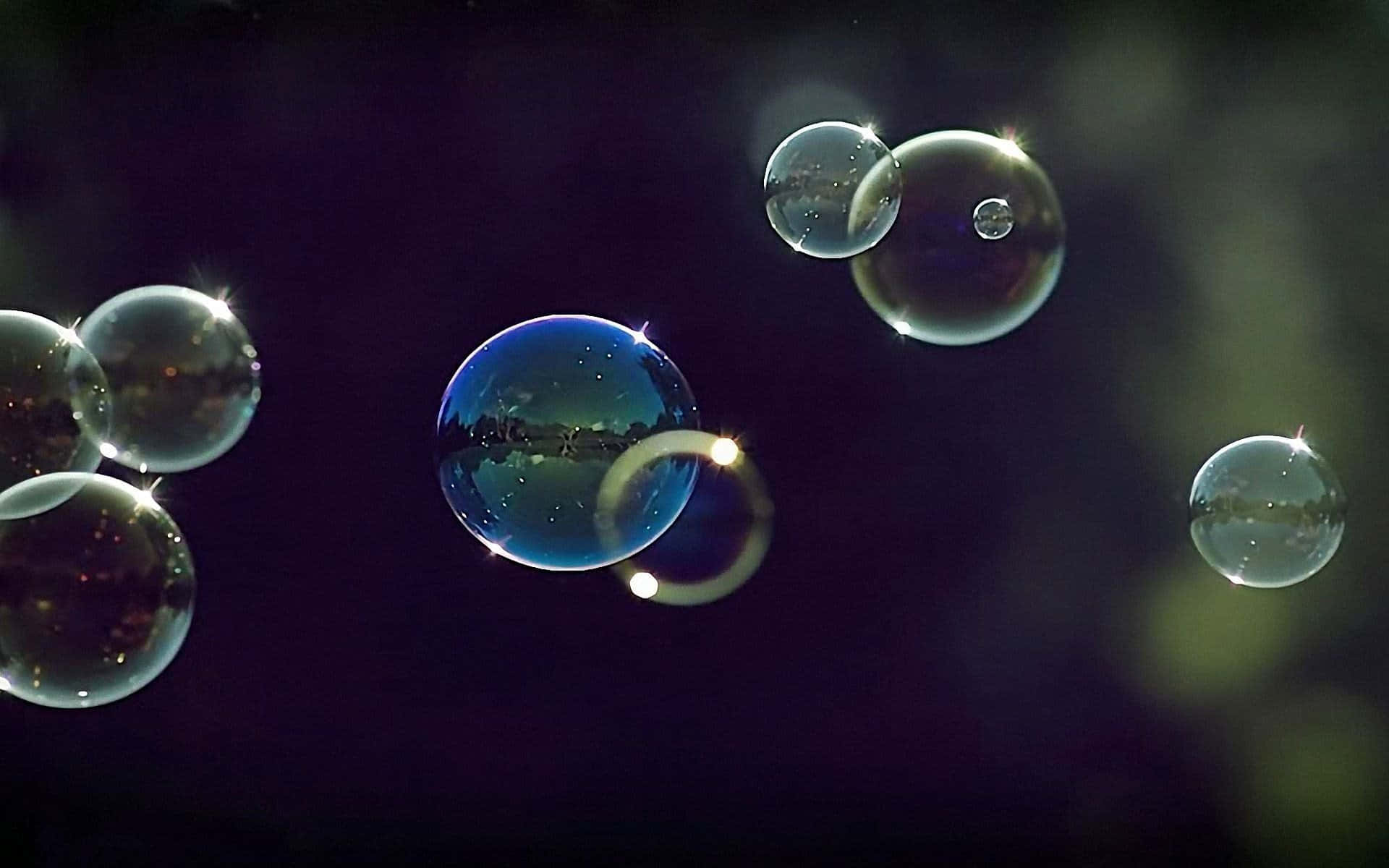 黑色 桌布 壁紙 — 閃閃發光的肥皂泡在黑暗背景下漂浮，反射出星空和城市燈光。