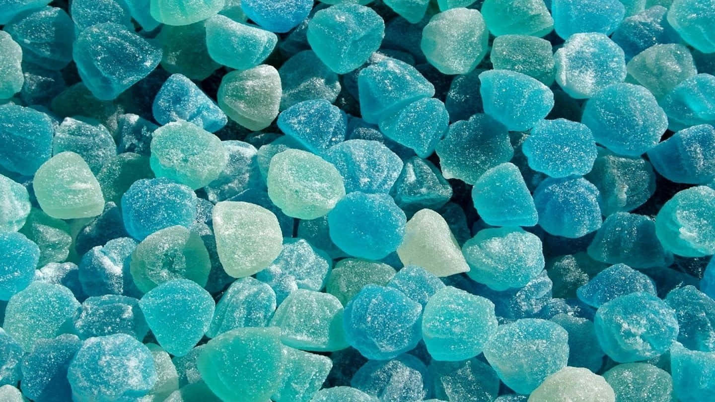 青色GIF 桌布 壁紙 — 閃閃發光的藍色和藍綠色冰糖碎片的特寫，帶有糖晶體質感。