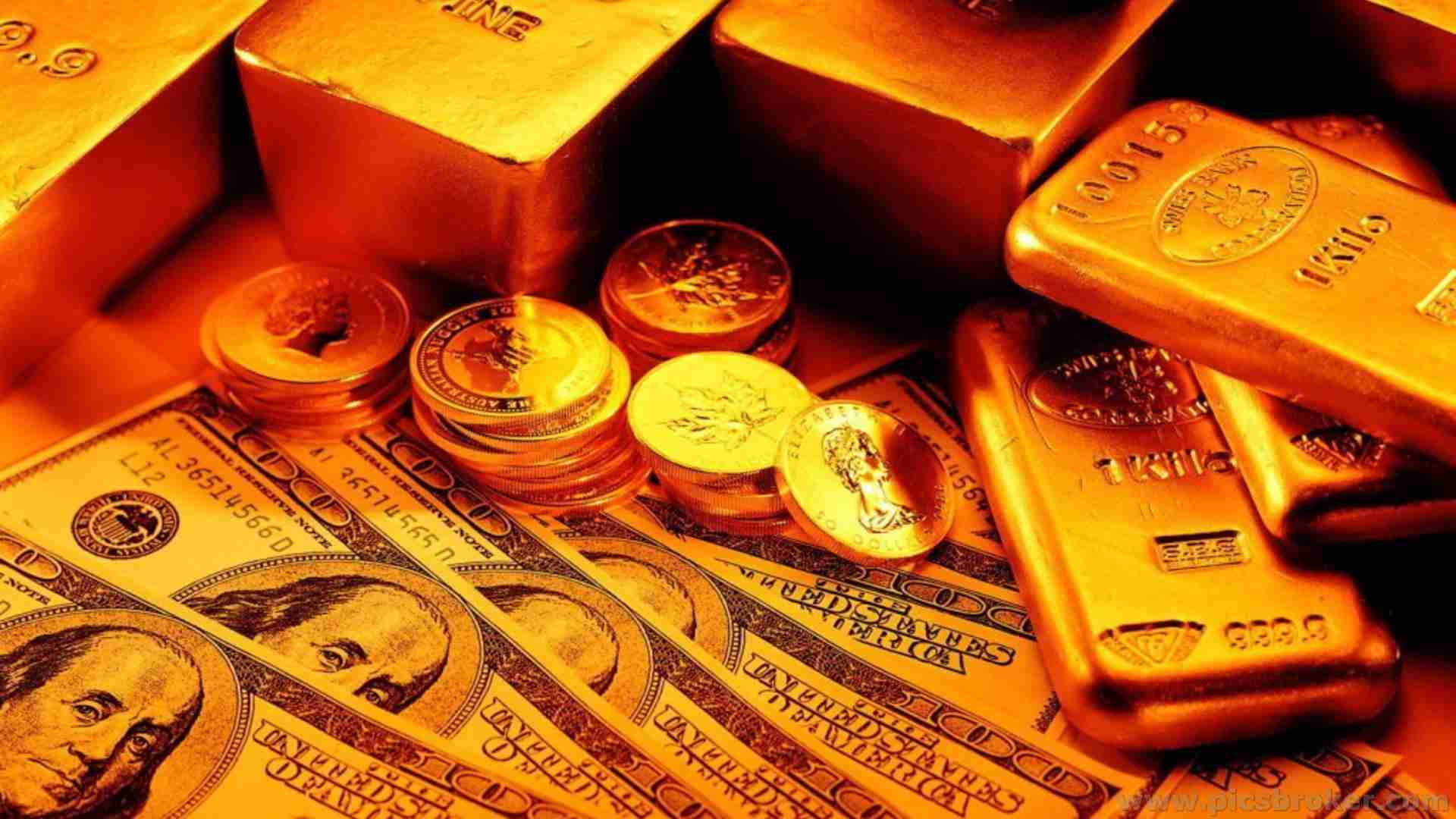 金融 桌布 壁紙 — 閃閃發光的金條和金幣放在一疊疊美元鈔票上，沐浴在溫暖的金色光線中。