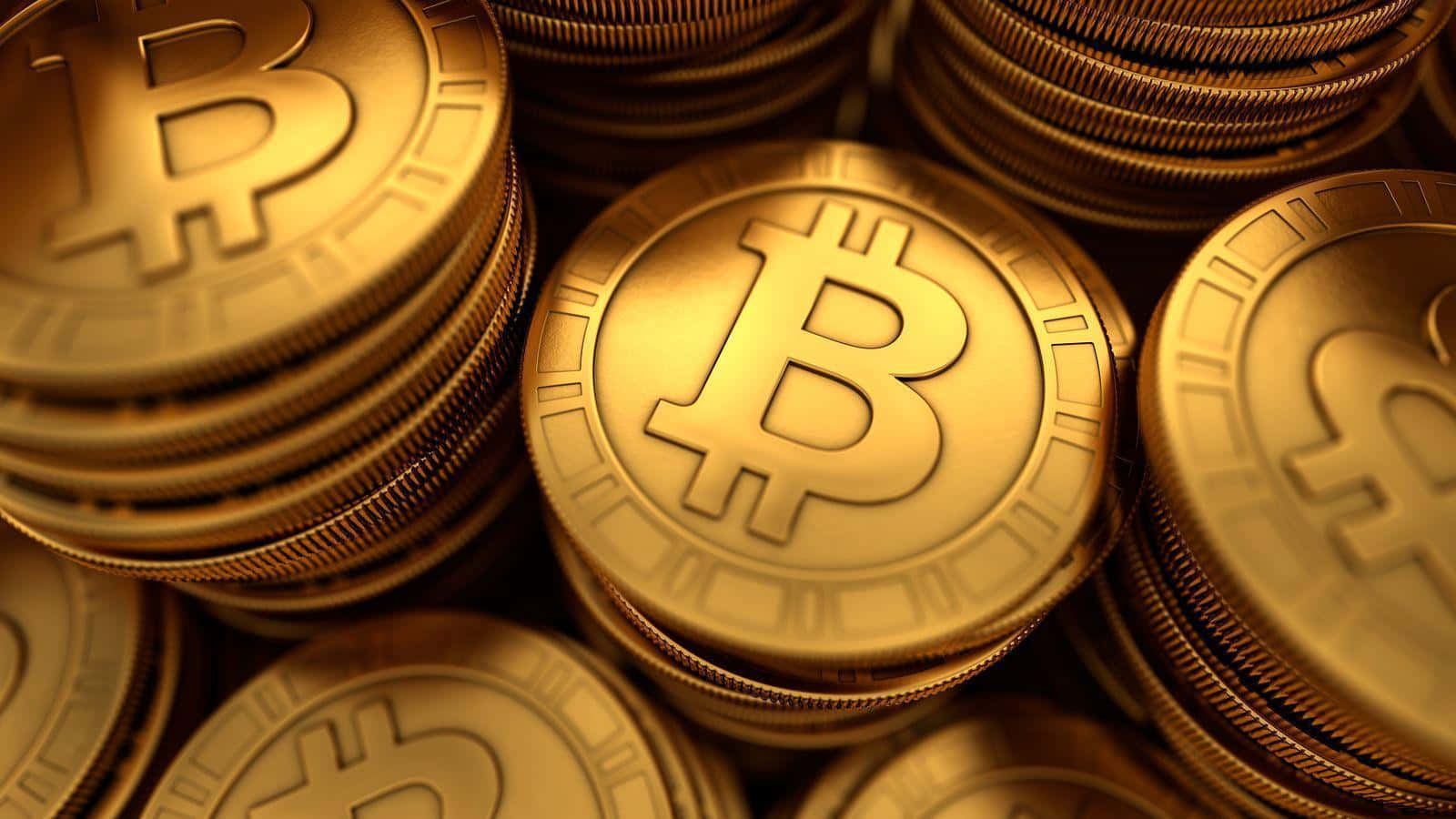 比特幣 桌布 壁紙 — 閃閃發光的金色比特幣硬幣堆滿了畫面，帶有溫暖的金屬反射。