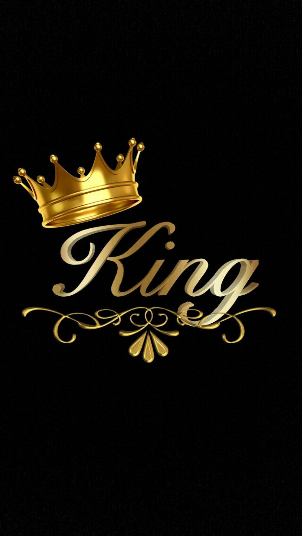king iPhone 桌布 壁紙 — 閃閃發光的金色皇冠和優雅字體的King字樣，在純黑背景上熠熠生輝。