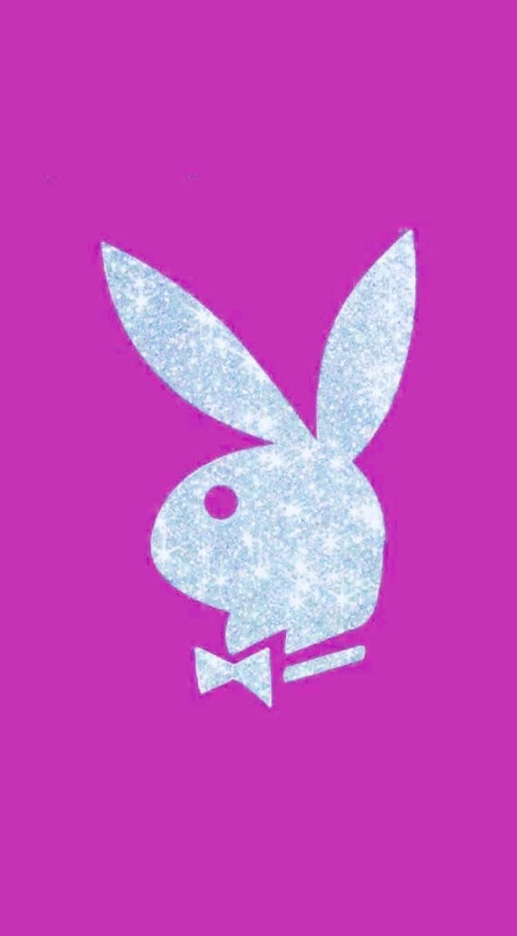 花花公子 桌布 壁紙 — 閃閃發光的銀色Playboy兔子標誌搭配蝴蝶結，在充滿活力的洋紅色背景上脫穎而出。