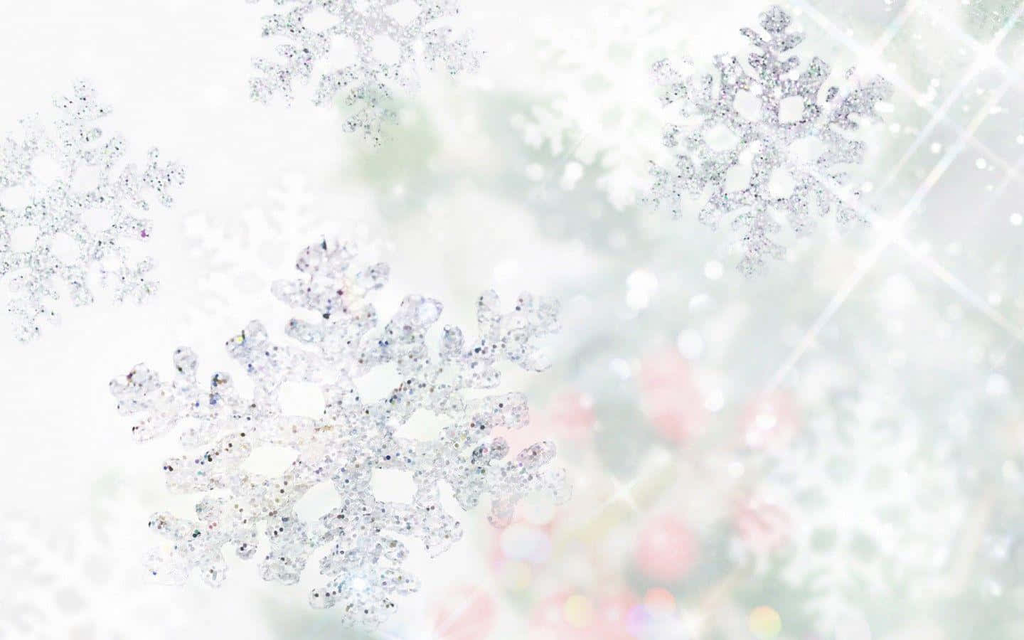 聖誕樹動畫 桌布 壁紙 — 閃閃發光的雪花在柔和的白色背景上閃爍，帶有模糊的粉紅色散景燈光。