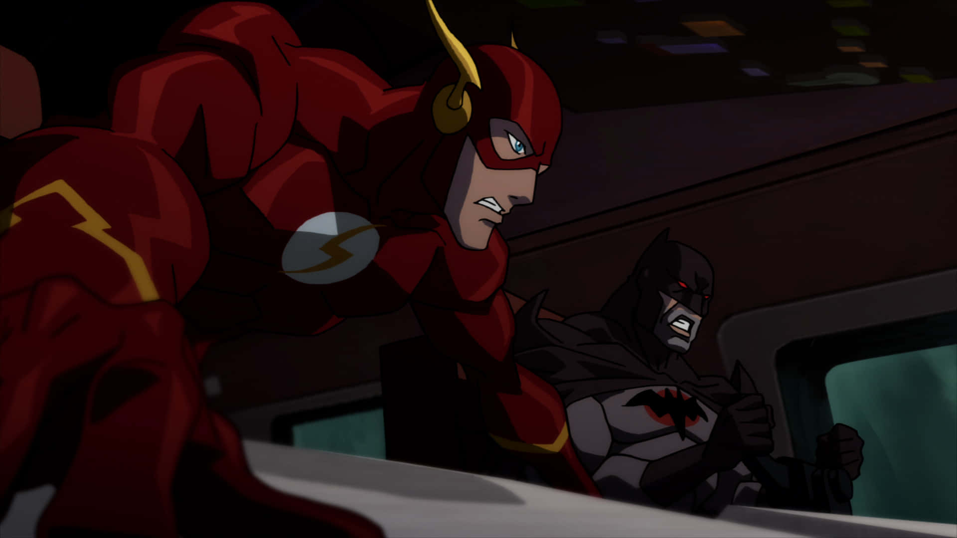 Justice League The Flashpoint Paradox 桌布 壁紙 — 閃電俠和蝙蝠俠在昏暗的車內對峙，表情緊張。