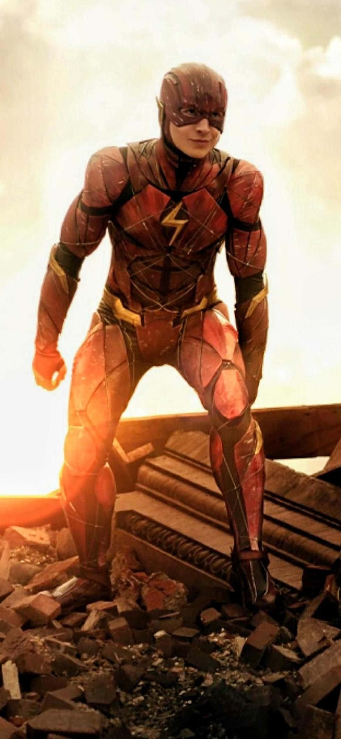 Zack Snyders Justice League 桌布 壁紙 — 閃電俠站在瓦礫上，在熾熱的夕陽中，金色的光芒灑在他的紅色戰衣上。
