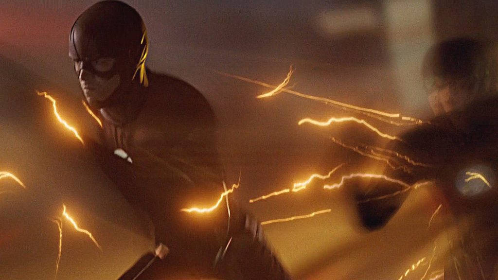 the flash 4K 桌布 壁紙 — 閃電俠超級英雄在動態動作場景中移動，周圍環繞著發光的黃色閃電條紋。