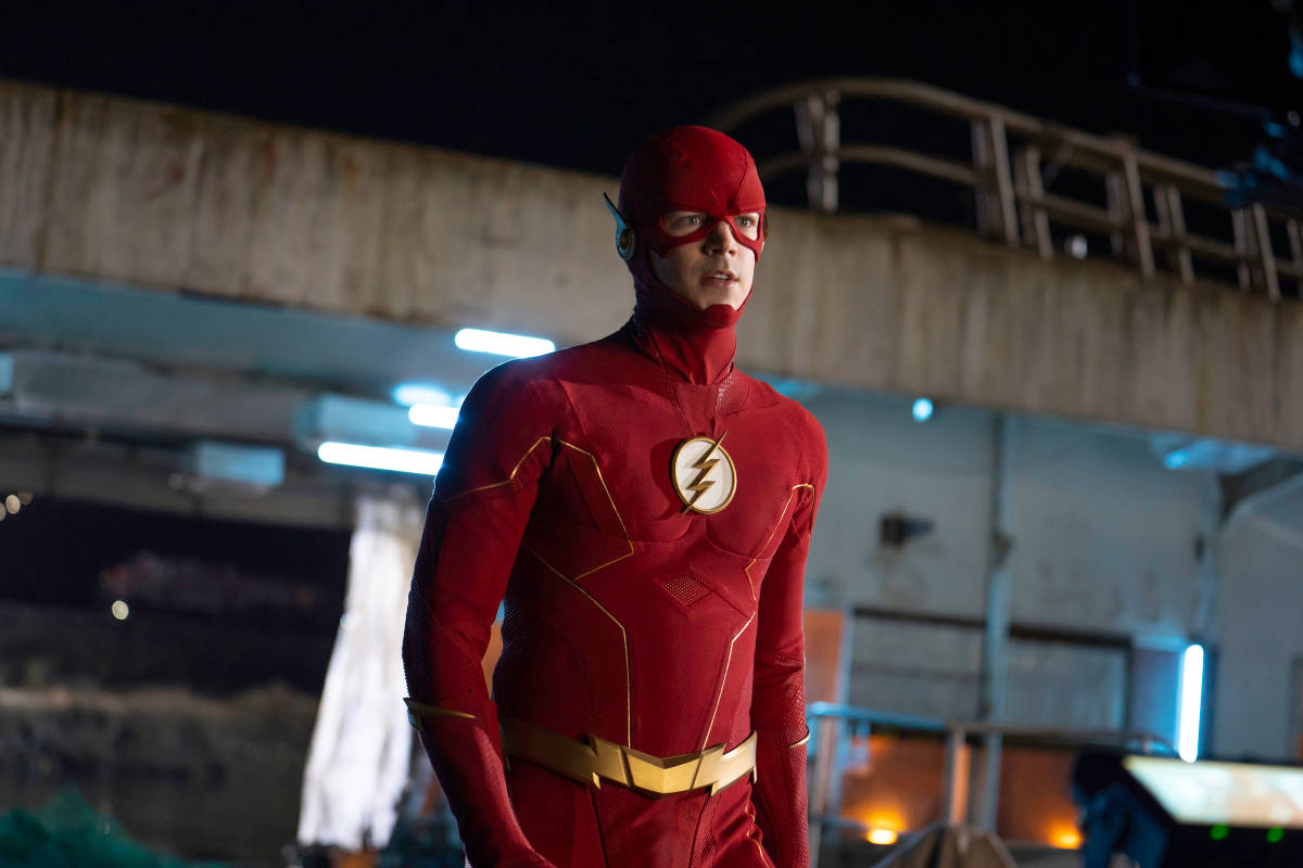 barry allen 桌布 壁紙 — 閃電俠身穿紅色戰衣，在霓虹燈下，於一個粗獷的城市夜景中擺出姿勢。