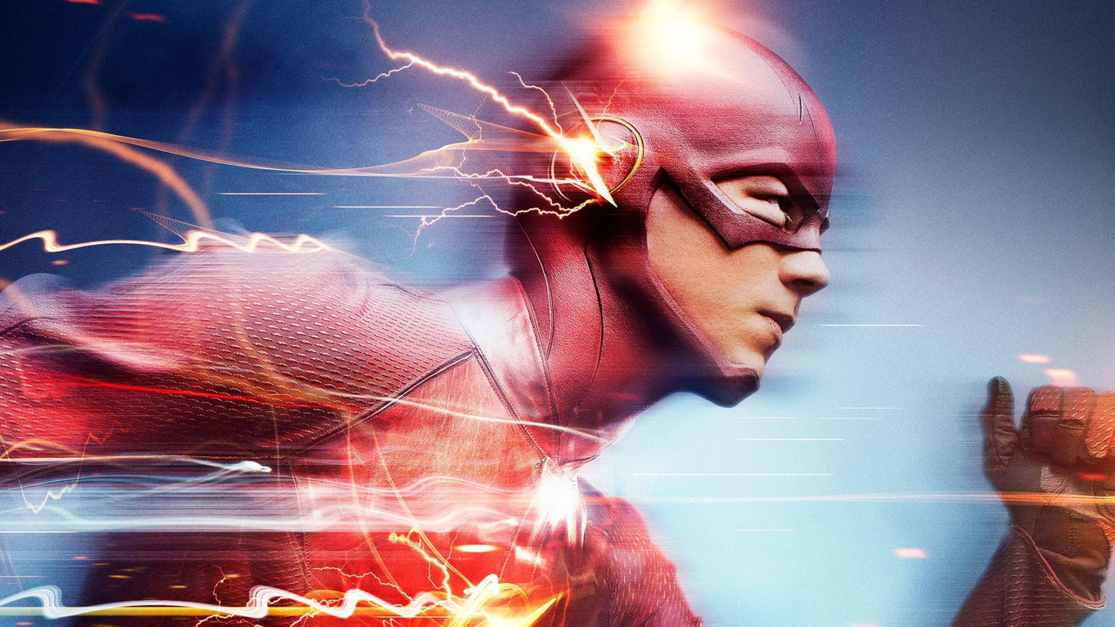 Grant Gustin 桌布 壁紙 — 閃電俠身穿紅色戰衣，帶著閃電痕跡和動態模糊，在藍天下向前衝刺。