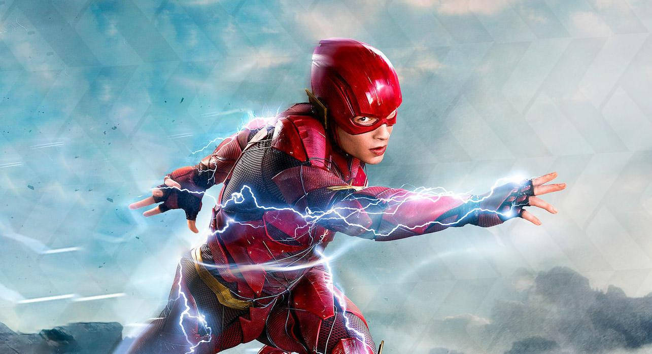 Justice League 桌布 壁紙 — 閃電俠身穿紅色戰衣向前衝刺，伸出的雙手周圍有電光藍色閃電劈啪作響，背景是暴風雨的天空。