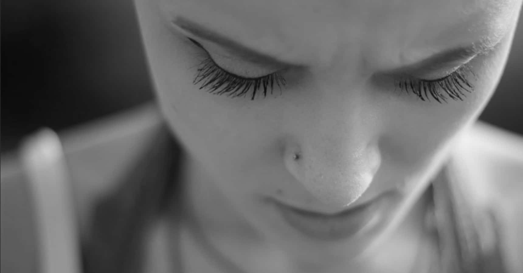 Emotional 桌布 壁紙 — 閉眼皺眉人物臉部特寫黑白肖像，傳達深度專注或悲傷。