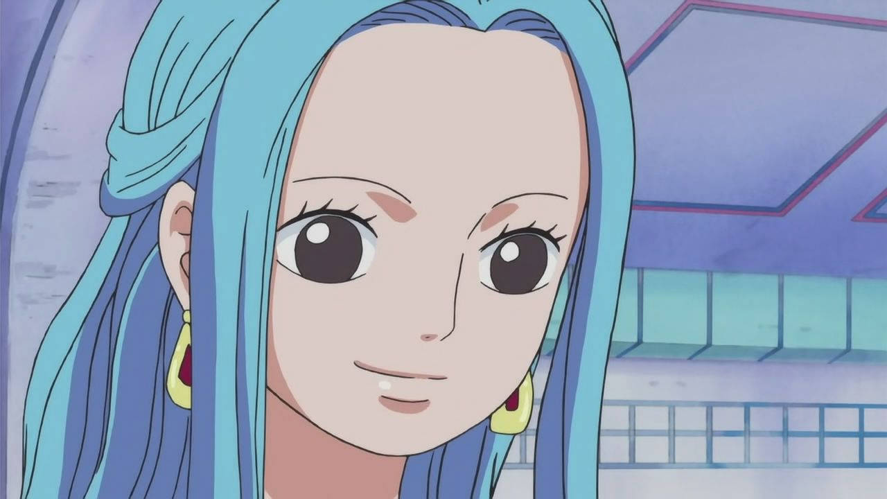 nefertari vivi 桌布 壁紙 — 開心動漫女孩的近距離特寫，長長藍色頭髮和黃色耳環，溫柔微笑。