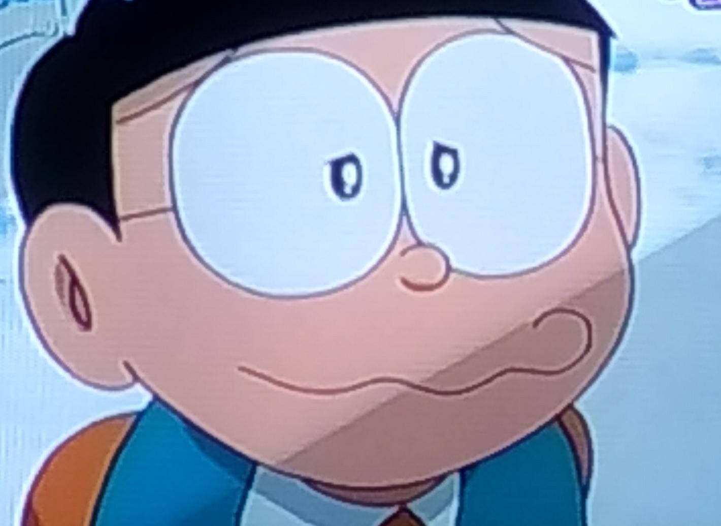 nobita 桌布 壁紙 — 開心動漫男孩的特寫，戴著巨大的圓形眼鏡，帶著一絲得意的笑容，身穿藍色背心。