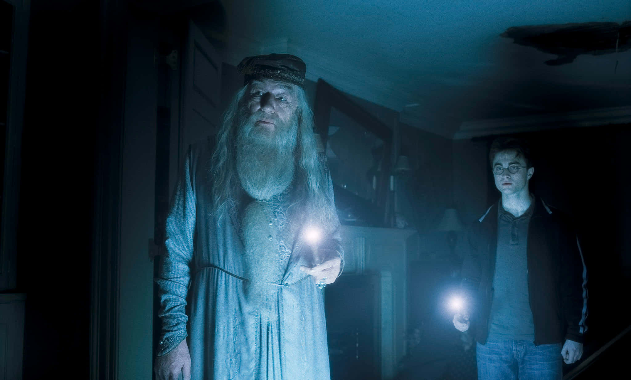 The Half-blood Prince 桌布 壁紙 — 阿不思·鄧不利多和哈利·波特站在一個光線昏暗的房間裡，手持發光的魔杖，藍光照在他們的臉上。
