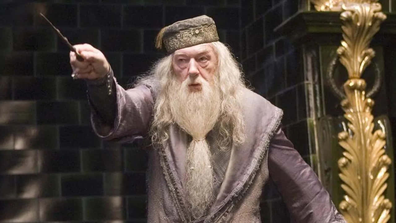 The Hogwarts Professors 桌布 壁紙 — 阿不思·鄧不利多在光線昏暗的房間裡，表情嚴肅地舉起魔杖，房間有深色瓷磚牆壁和華麗的金色家具。