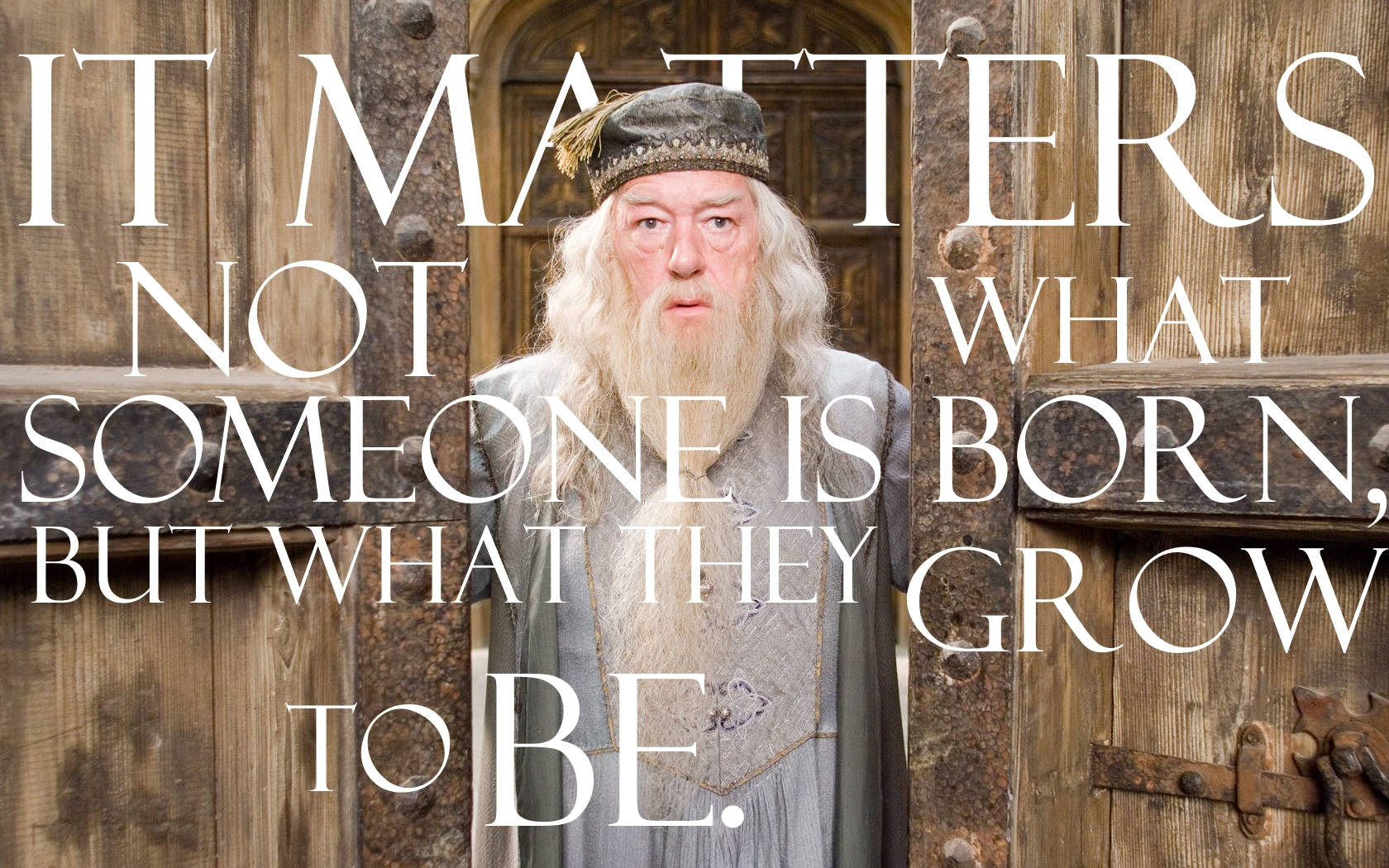 dumbledore 桌布 壁紙 — 阿不思·鄧不利多站在一扇木門前，上面覆蓋著白色大字引用：「重要的不是一個人是什麼，而是他們成長為什麼。」