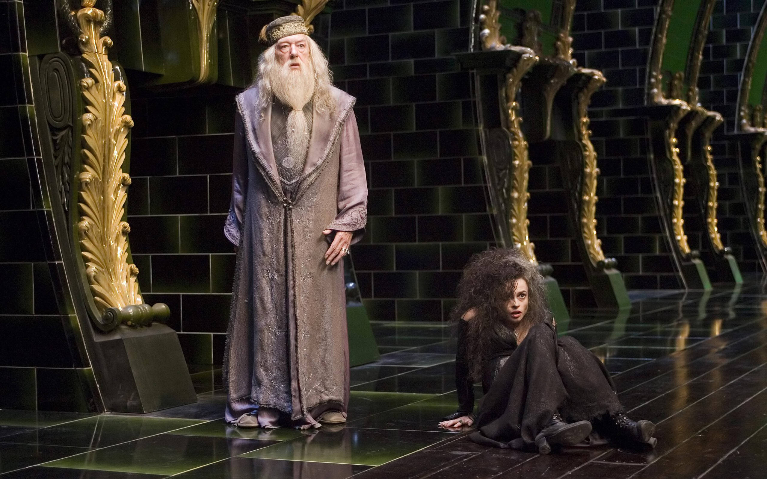 dumbledore 桌布 壁紙 — 阿不思·鄧不利多站在大廳中，而貝拉·雷斯壯則跪在地上失敗。