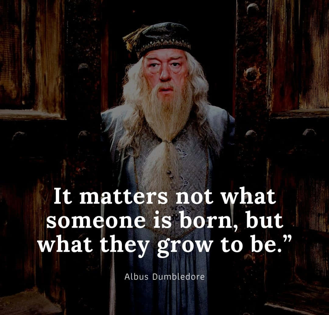 Harry Potter Quotes 桌布 壁紙 — 阿不思·鄧不利多莊嚴地站在深色木門中，留著長長的白鬍鬚，身穿長袍，上面覆蓋著他關於成長的名言。