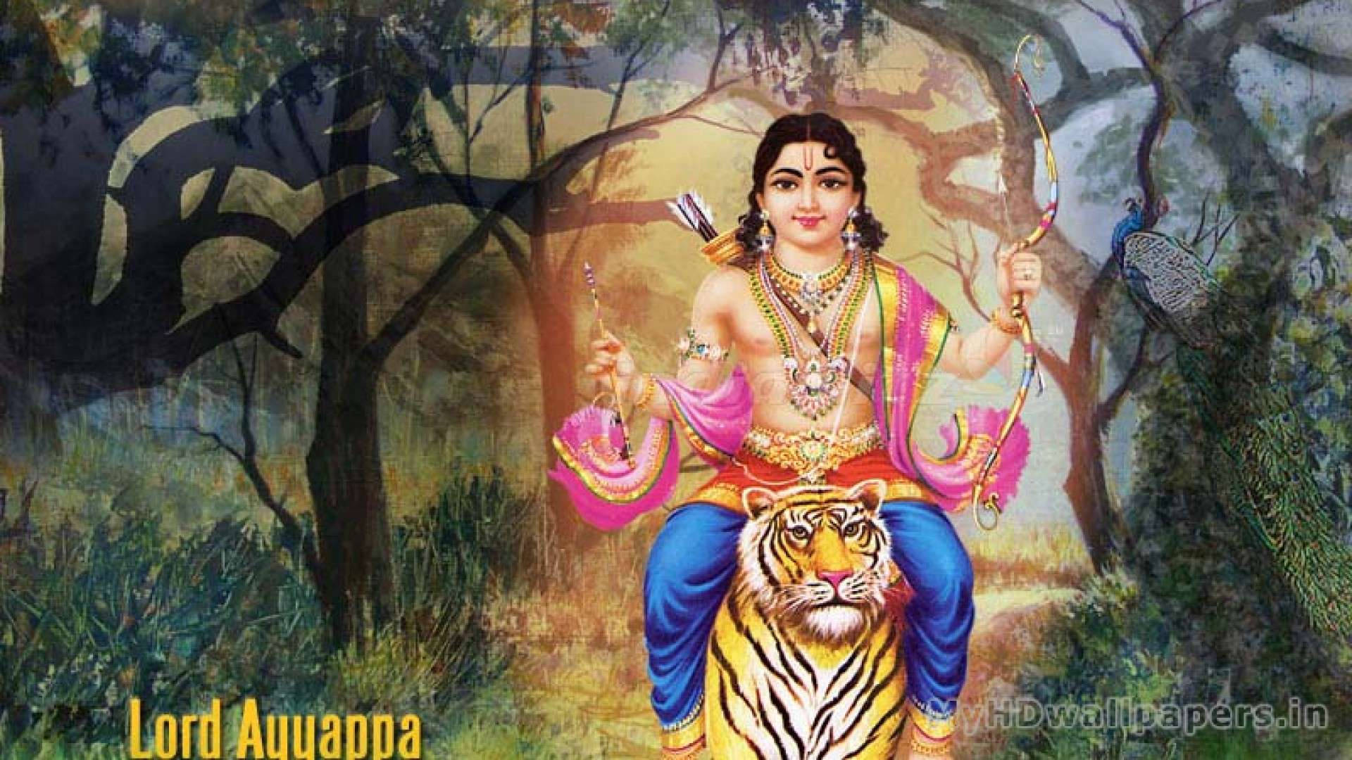 Ayyappan 桌布 壁紙 — 阿亞帕主尊威嚴地坐在茂密森林中的老虎上，手持弓箭，身穿鮮豔的粉紅色和藍色服飾，佩戴金色珠寶。