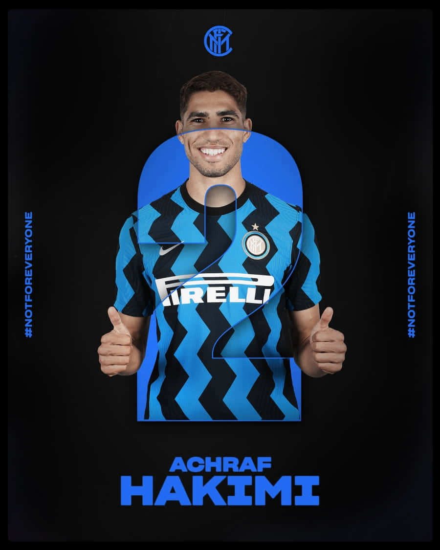 Hakimi 桌布 壁紙 — 阿什拉夫·哈基米身穿藍黑國際米蘭球衣，在深色背景前自信微笑，豎起兩個大拇指。