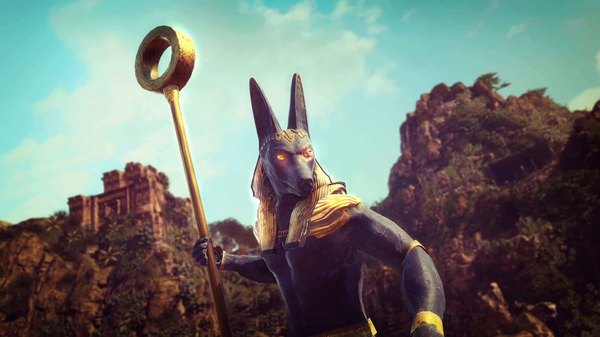 1366x768 Strange Brigade 桌布 壁紙 — 阿努比斯身穿古埃及服飾，手持金色權杖，在明亮的天空下，以岩石丘陵和廢墟為背景，巍然聳立。