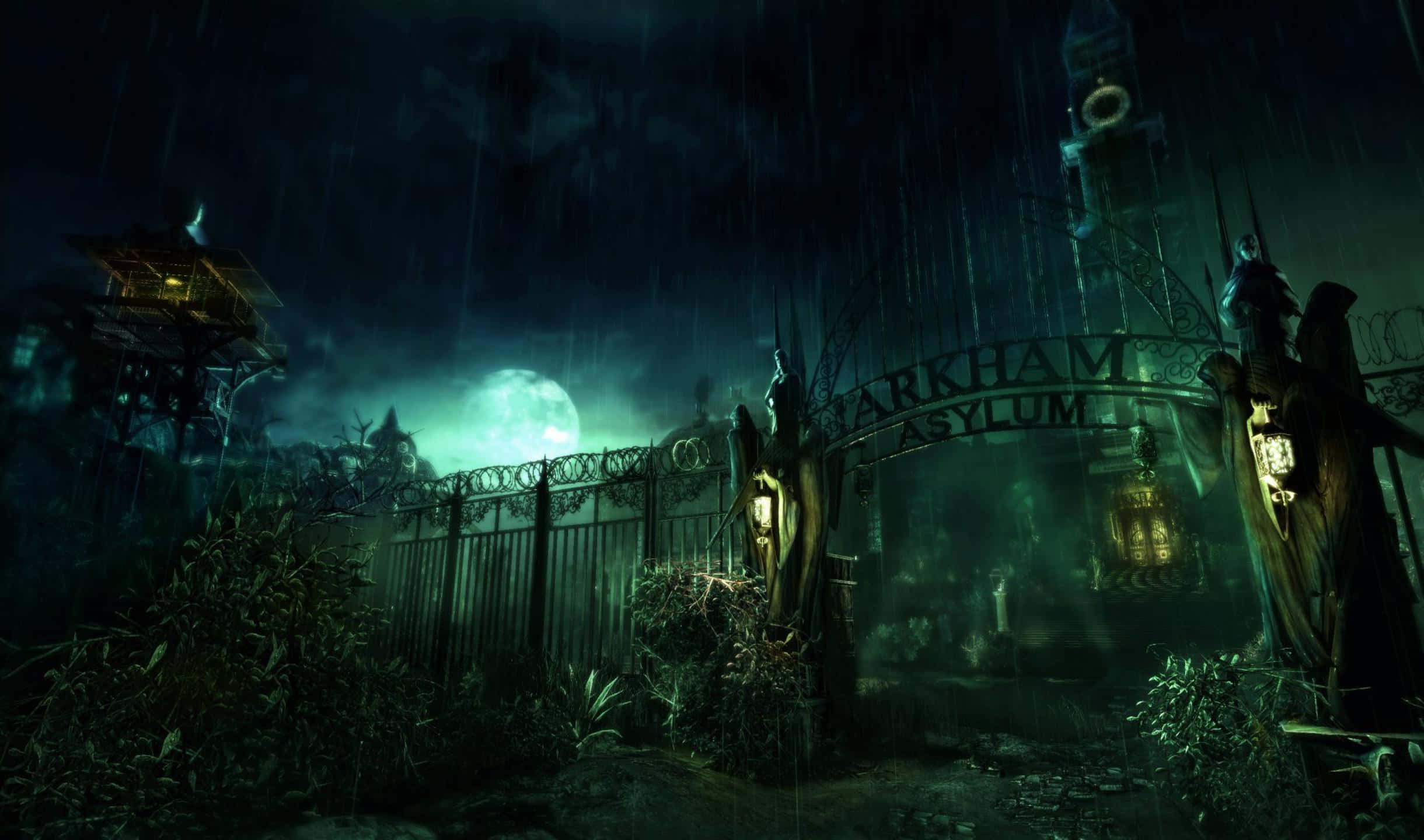 2440x1440 Batman Arkham City 桌布 壁紙 — 阿卡姆精神病院一個雨夜，生鏽的大門和茂密的植物後面有一輪發光的綠色月亮。