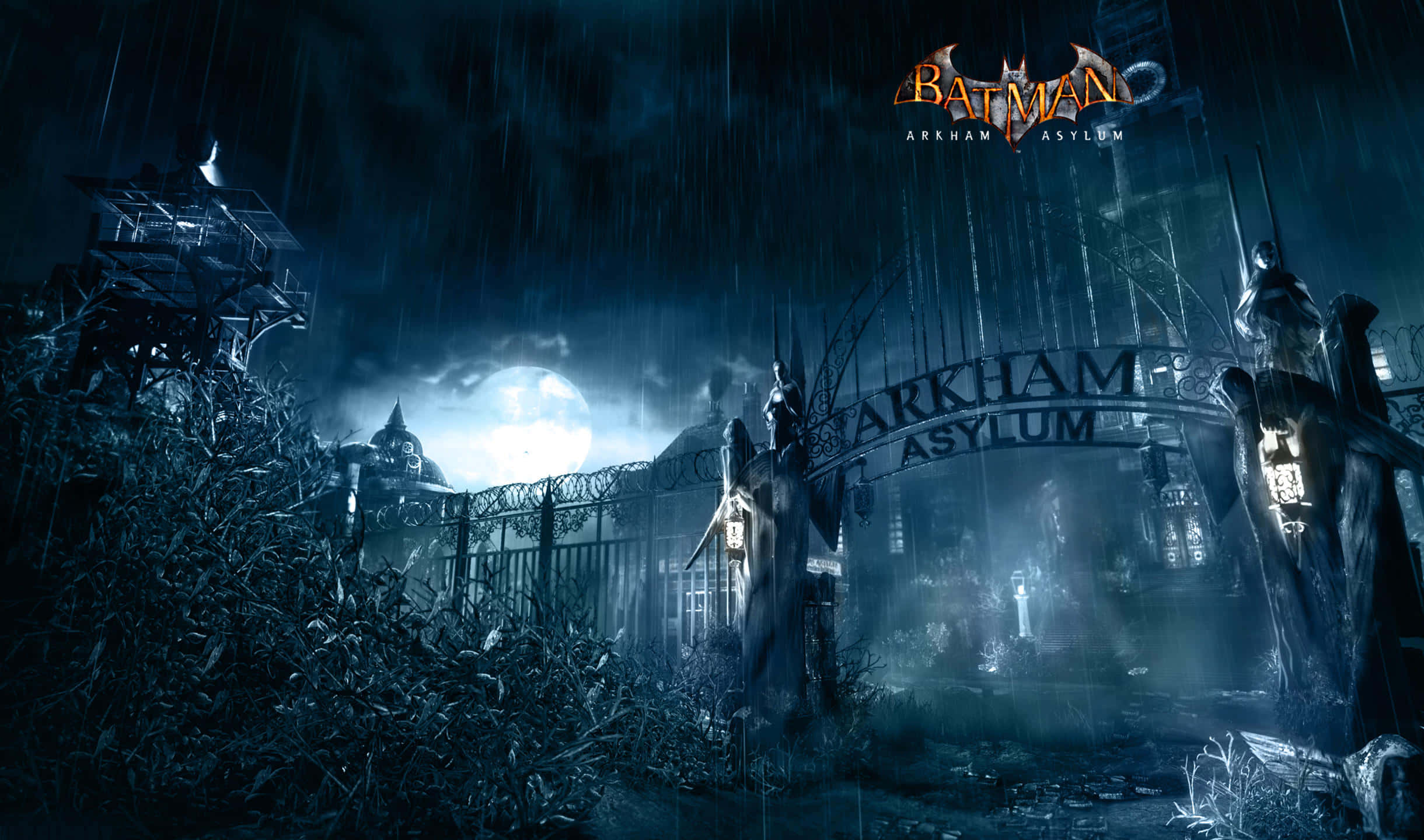 2440x1440 Batman Arkham City 桌布 壁紙 — 阿卡漢精神病院大門前一個黑暗風暴之夜，滿月掛在鐵絲網後，大雨傾盆。