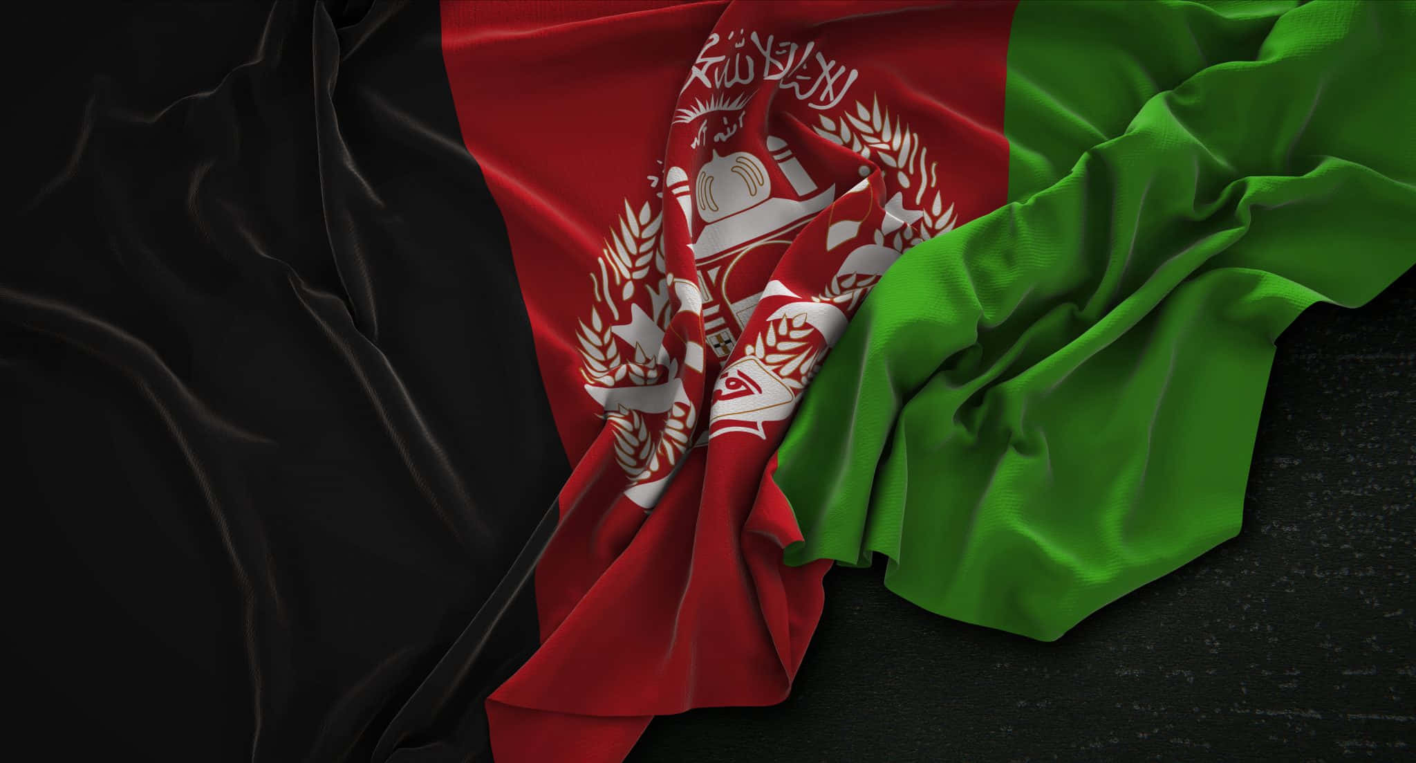 Afghanistan 桌布 壁紙 — 阿富汗國旗的逼真3D渲染，黑色、紅色和綠色布料垂掛在深色紋理表面上。