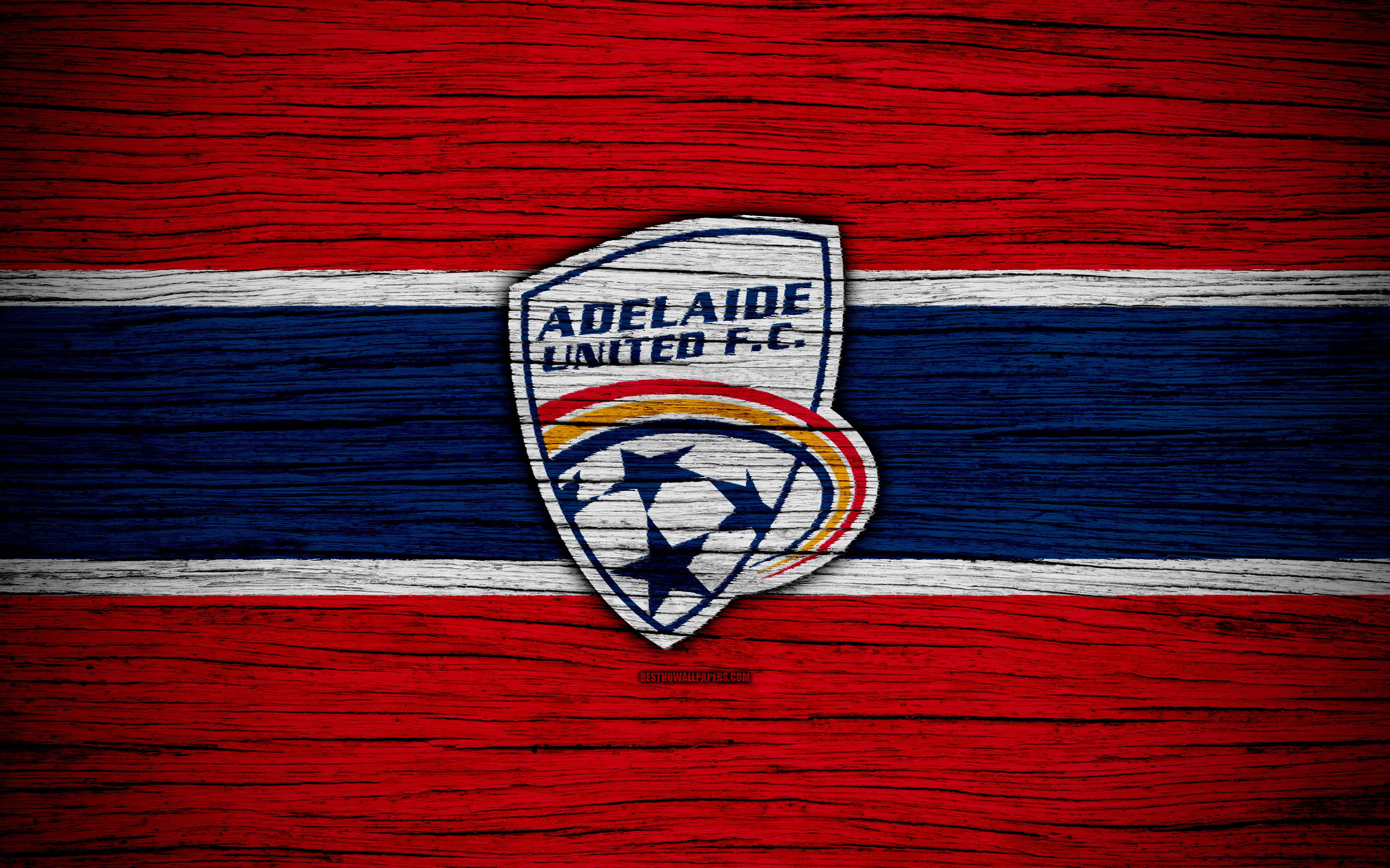 Adelaide United 桌布 壁紙 — 阿德萊德聯足球俱樂部徽章置中於紅藍白條紋木紋紋理背景上。