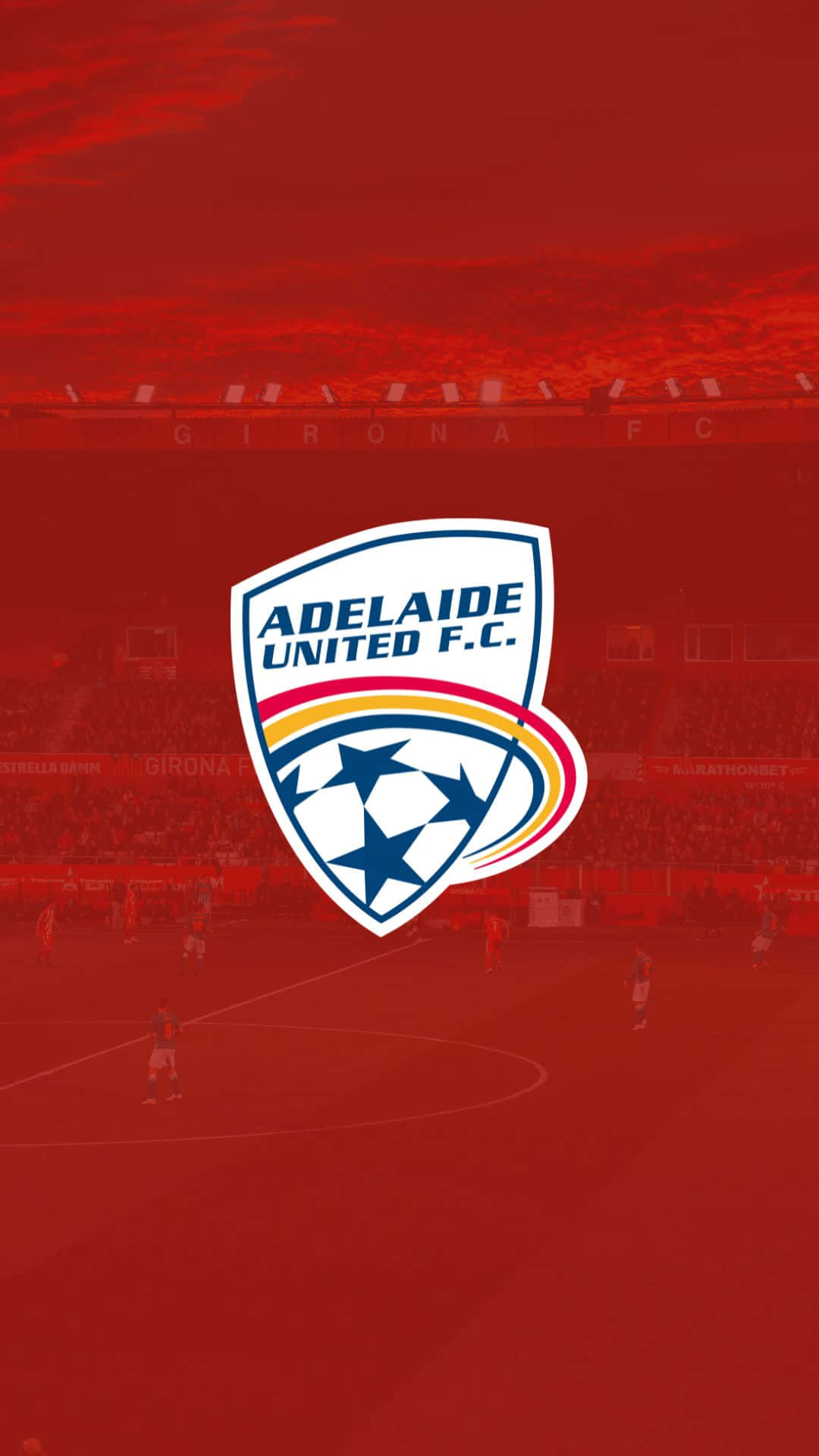 Adelaide United 桌布 壁紙 — 阿德萊德聯足球俱樂部標誌居中，置於帶有紅色色調的足球場場景及場上球員之上。