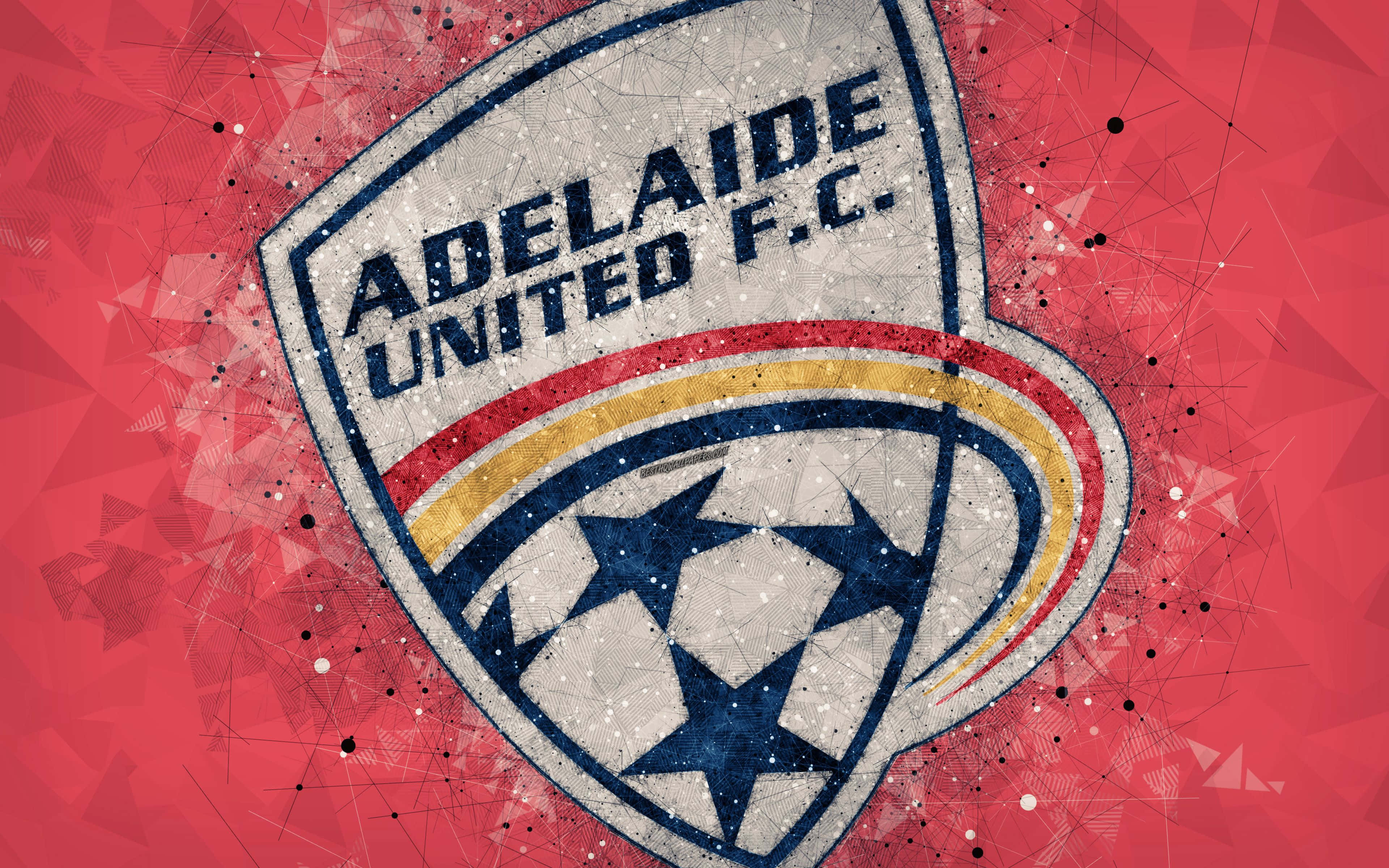 Adelaide United 桌布 壁紙 — 阿德萊德聯足球俱樂部隊徽，帶有藍色星星和紅黃條紋，背景為紋理紅色幾何圖案。